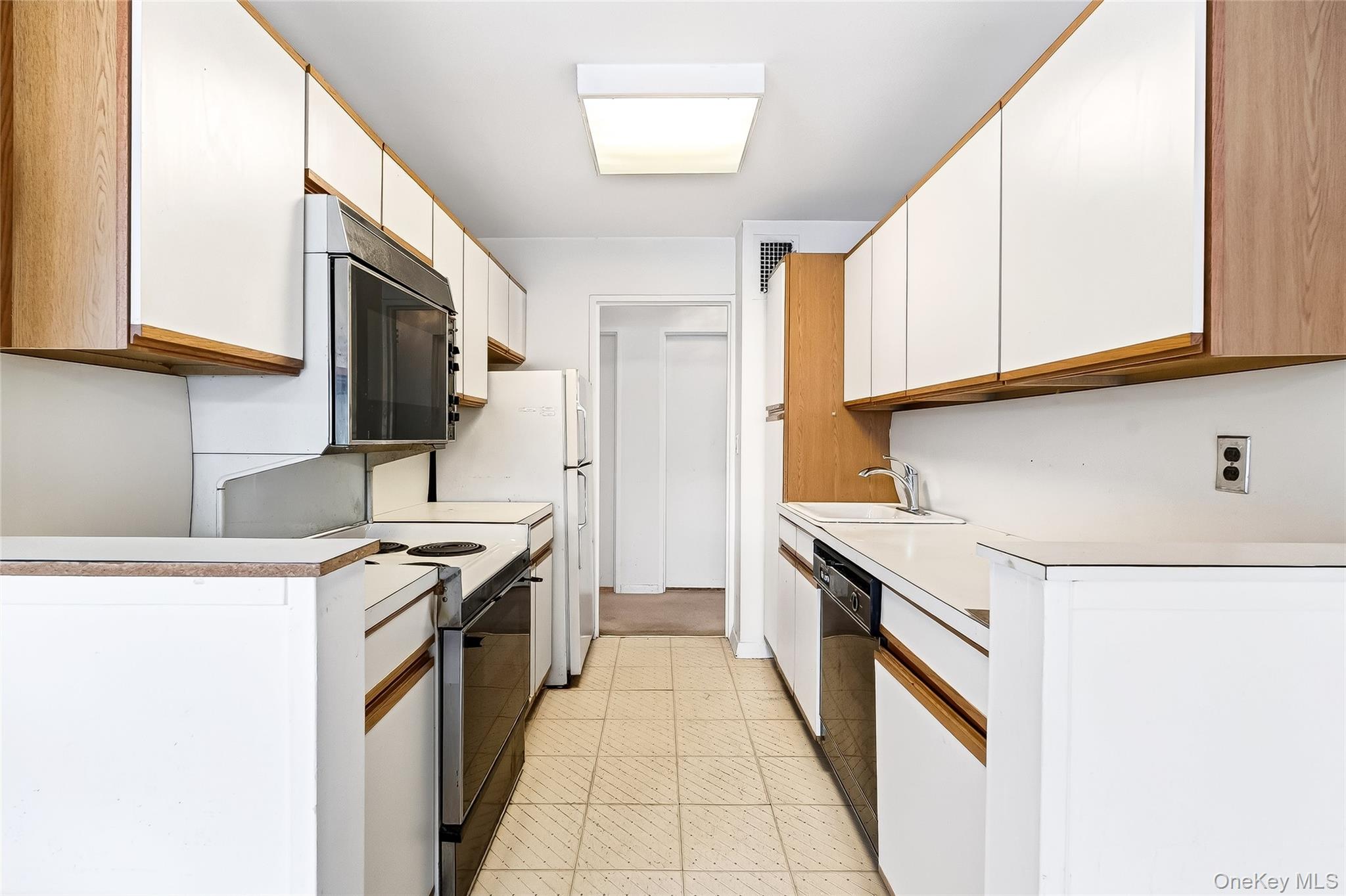 #17 photo, 12 Old Mamaroneck Road, White Plains , NY 10605