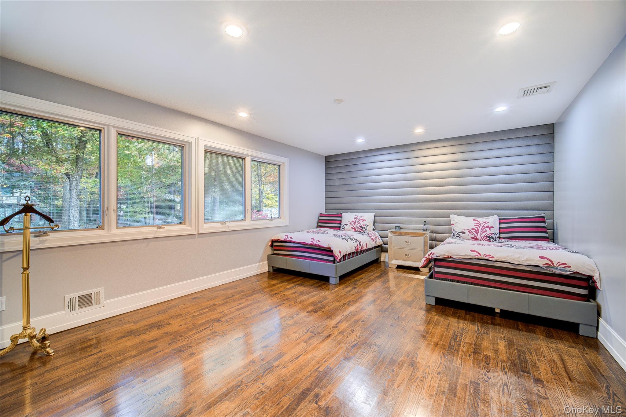 #16 photo, 4 Ayr Court, Airmont , NY 10901