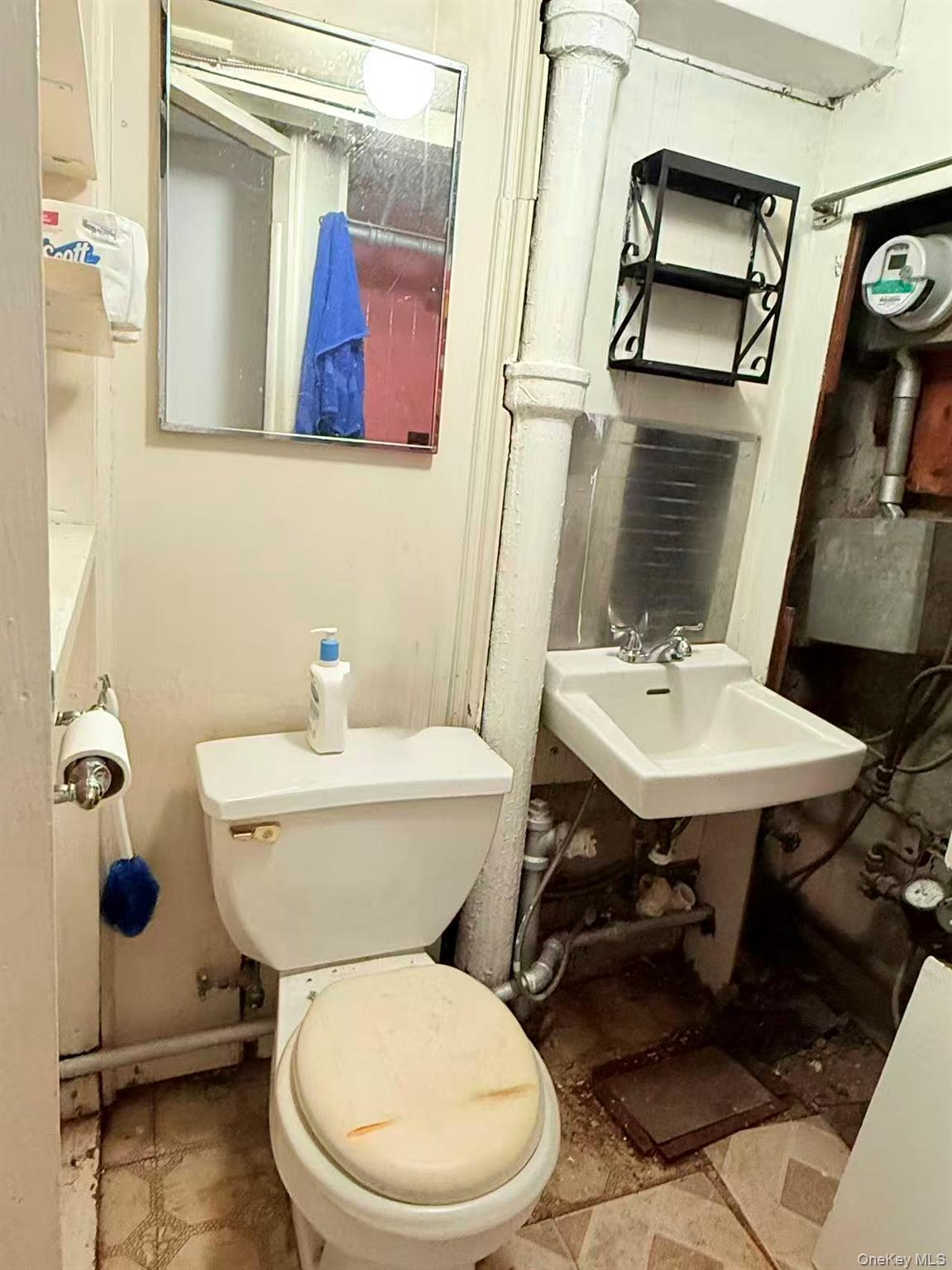 #13 photo, 60-46 83rd Place, Middle Village , NY 11379