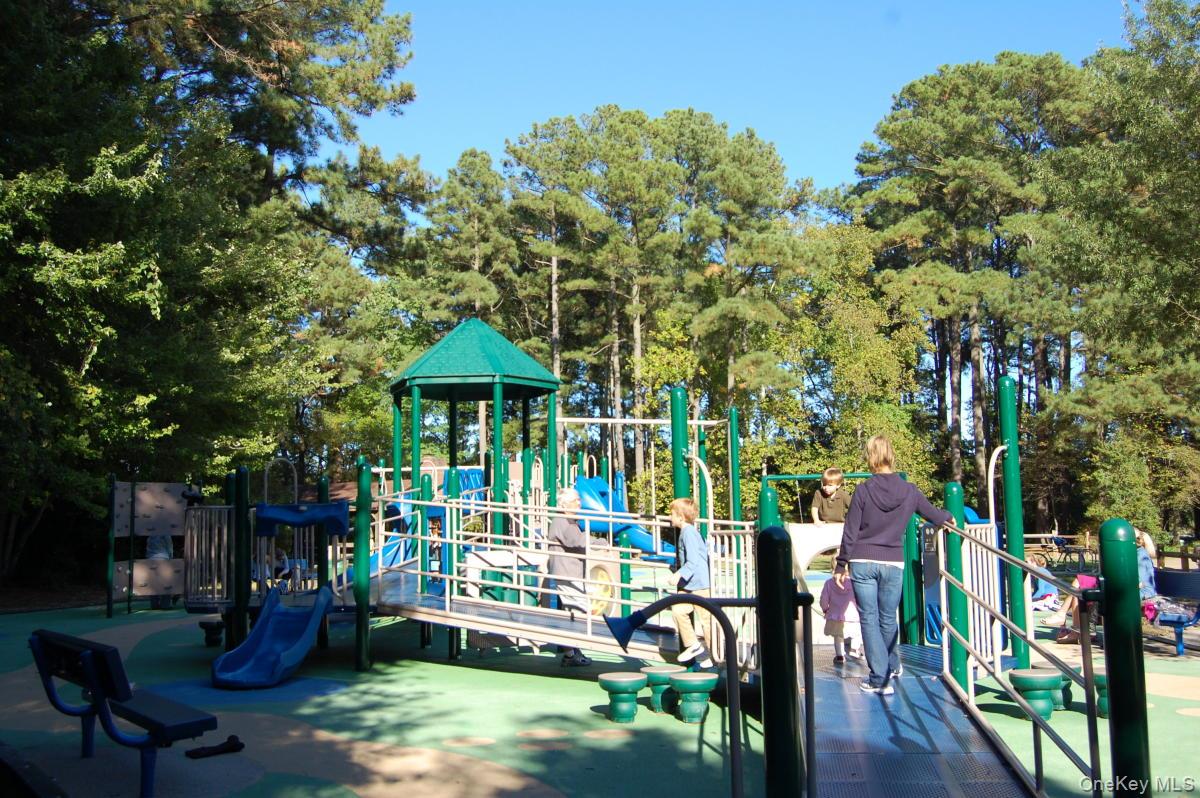 #3 photo, 25 Pond Park Road, Great Neck , NY 11023