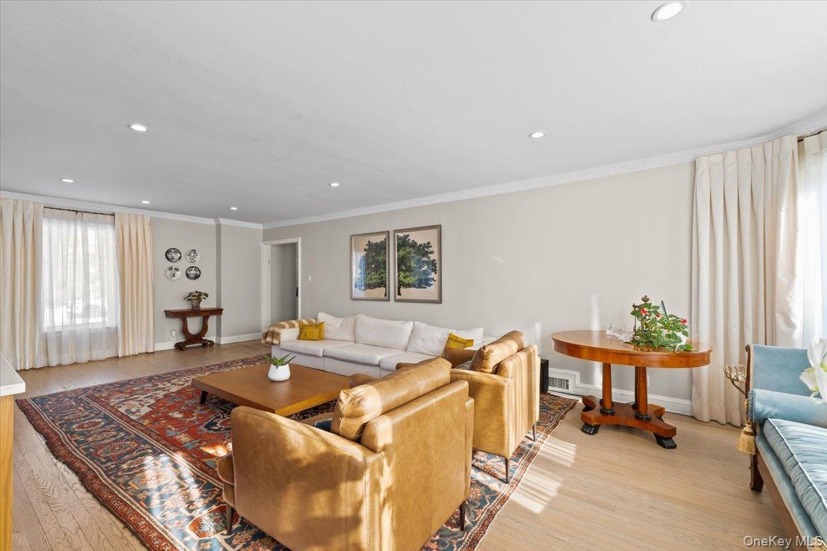 #6 photo, 25 Pond Park Road, Great Neck , NY 11023