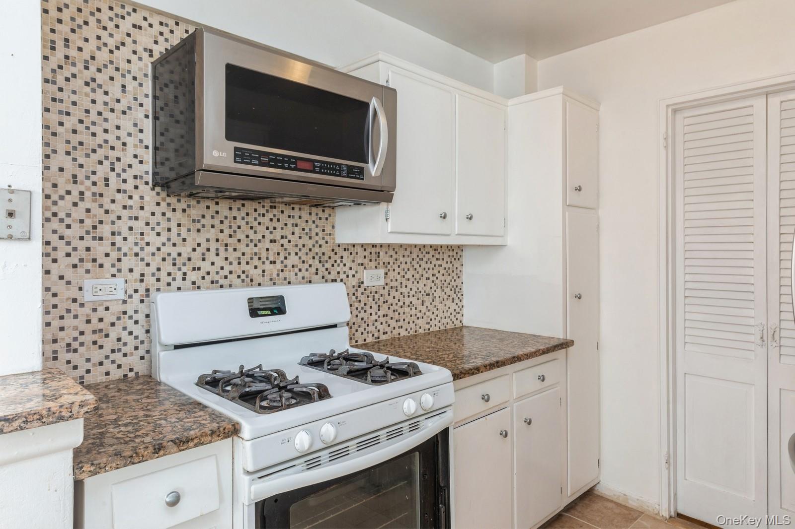 #6 photo, 9910 60 Avenue, Куинс ‖ Corona , NY 11368