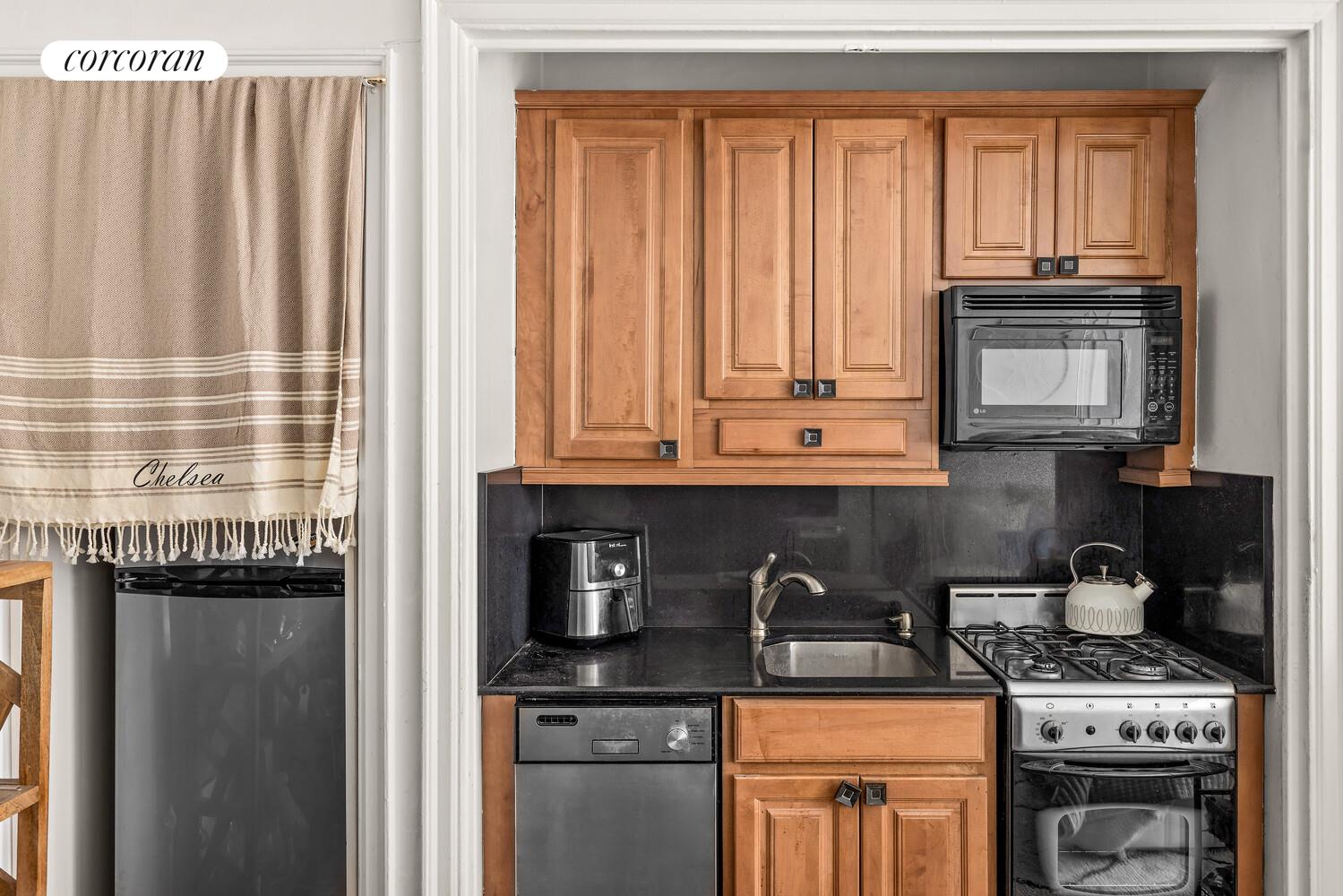 #5 photo, 457 W 57TH Street, Hell's Kitchen , NY 10019