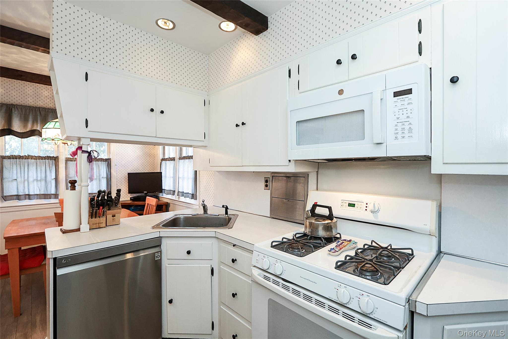 #18 photo, 71 Beechwood Avenue, Manhasset , NY 11030