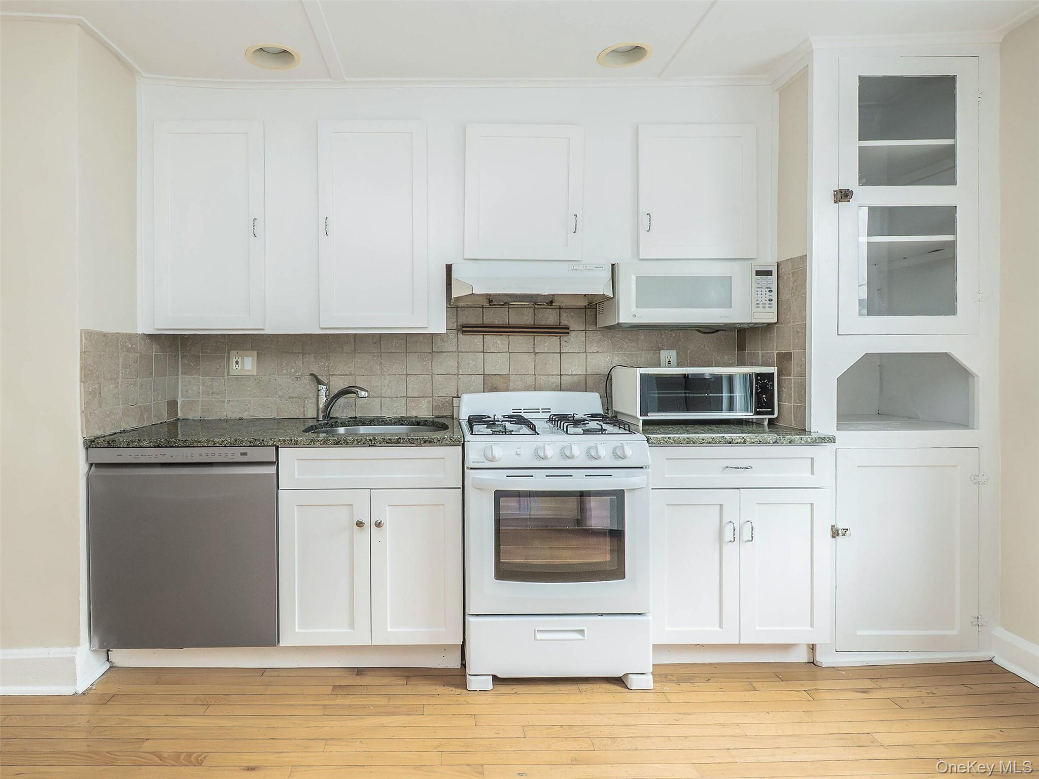 #16 photo, 339 Glen Avenue, Sea Cliff , NY 11579