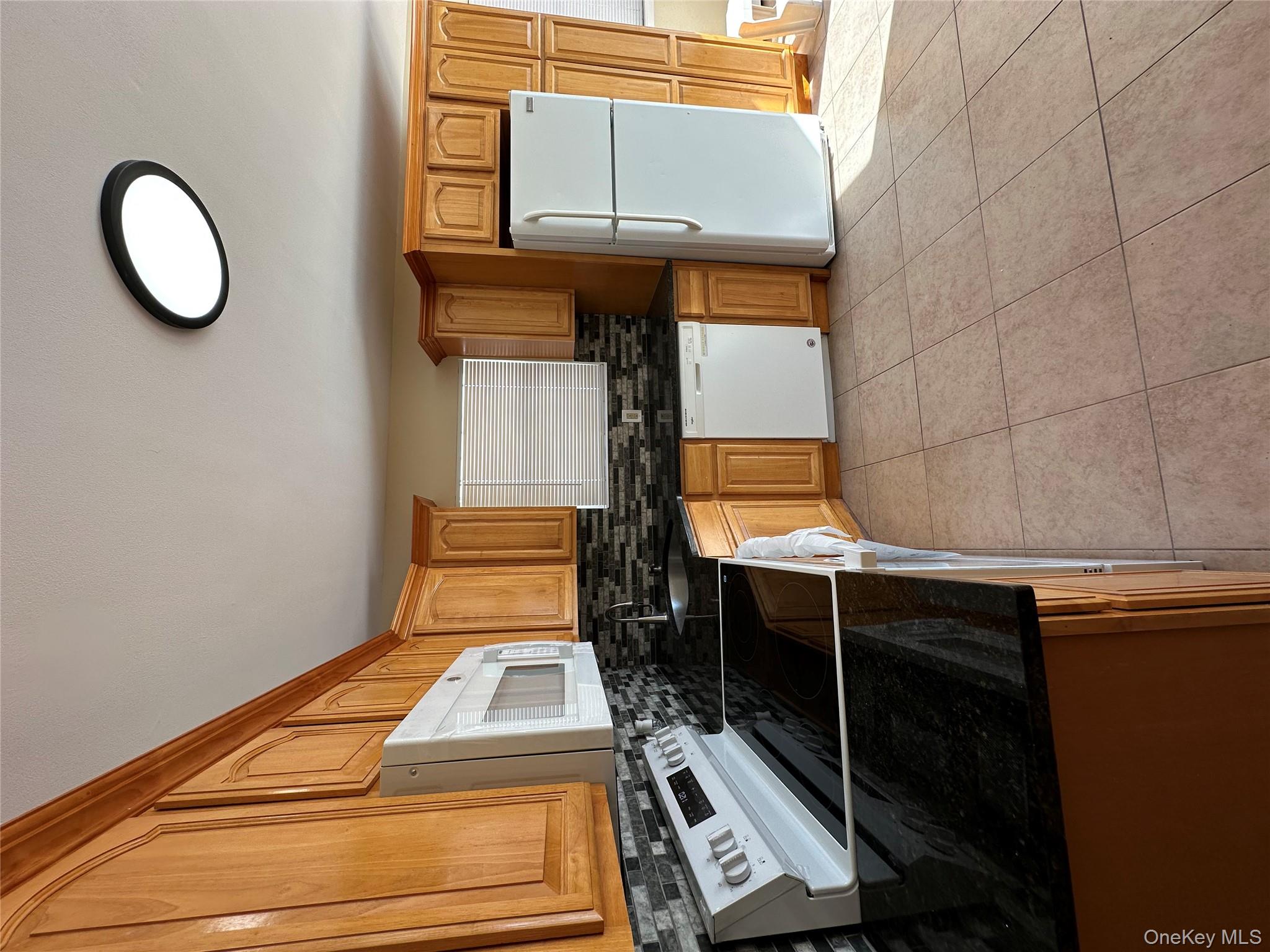 #7 photo, 158 Farmers Avenue, Lindenhurst , NY 11757