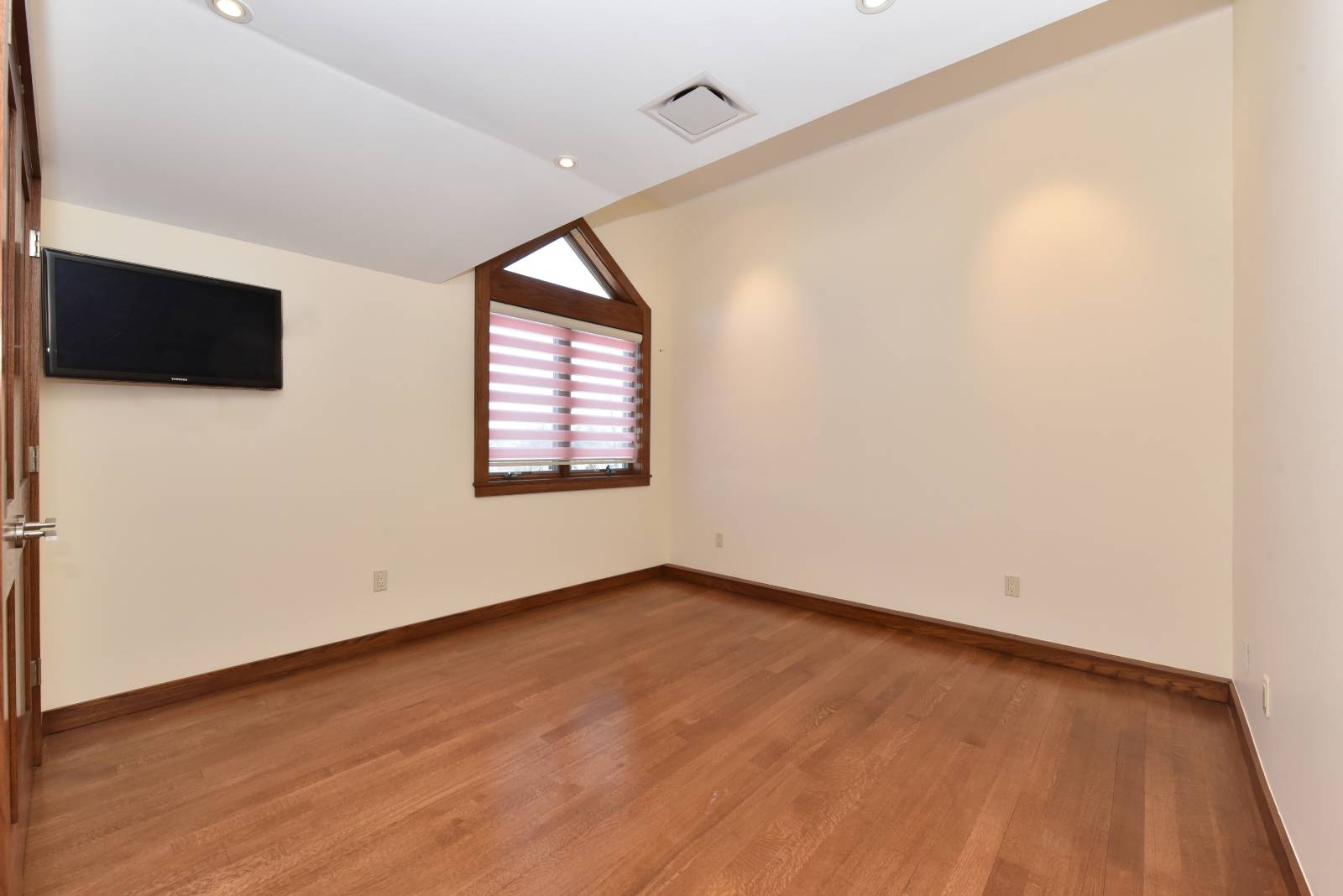 #19 photo, 214-43 27th ave, Bayside , NY 11360