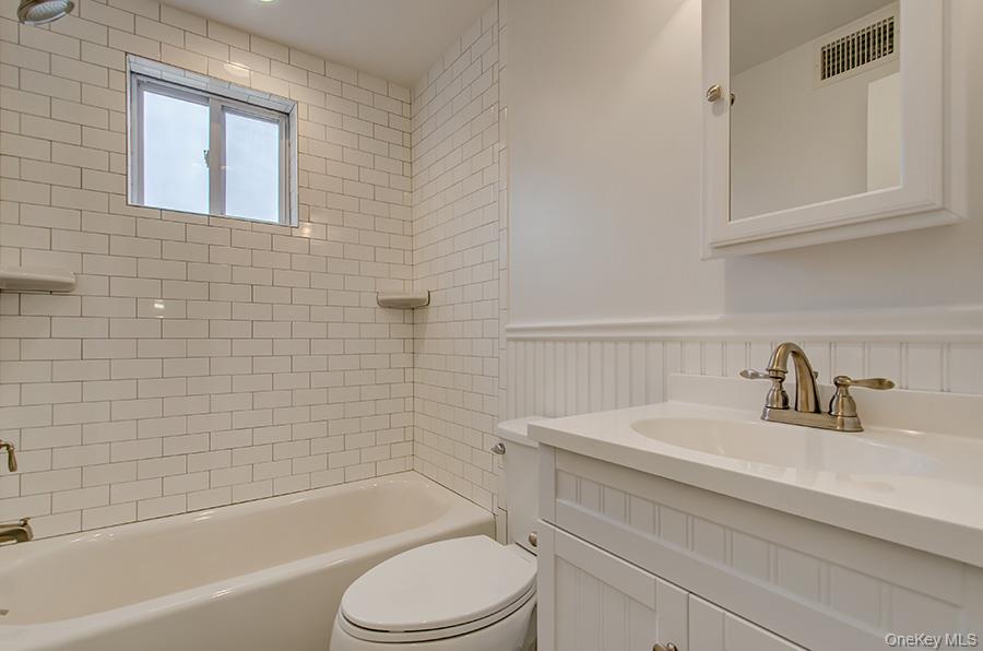 #15 photo, 22 1st, Glen Cove , NY 11542