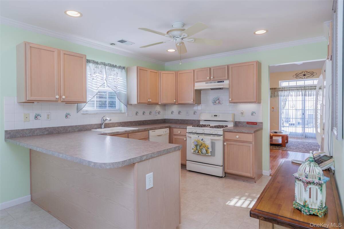 #9 photo, 38 Gettysburg Drive, Port Jefferson Station , NY 11776