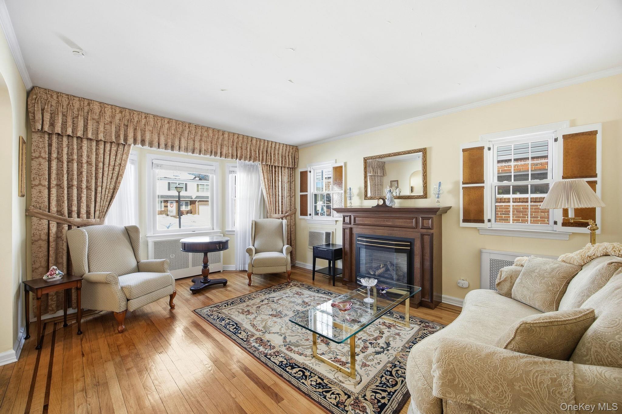 #5 photo, 54 Aberdeen Road, New Hyde Park , NY 11040