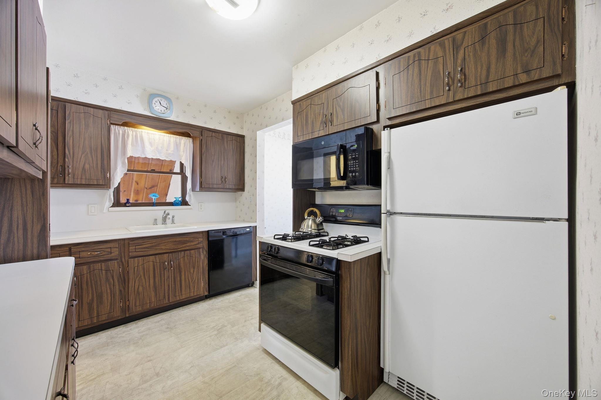 #8 photo, 54 Aberdeen Road, New Hyde Park , NY 11040