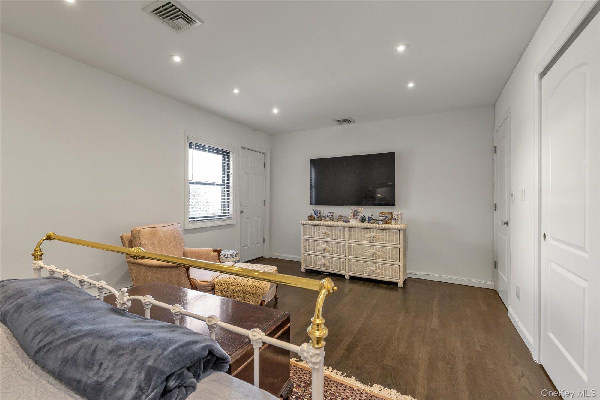 #11 photo, 1203 E Broadway, Hewlett , NY 11557