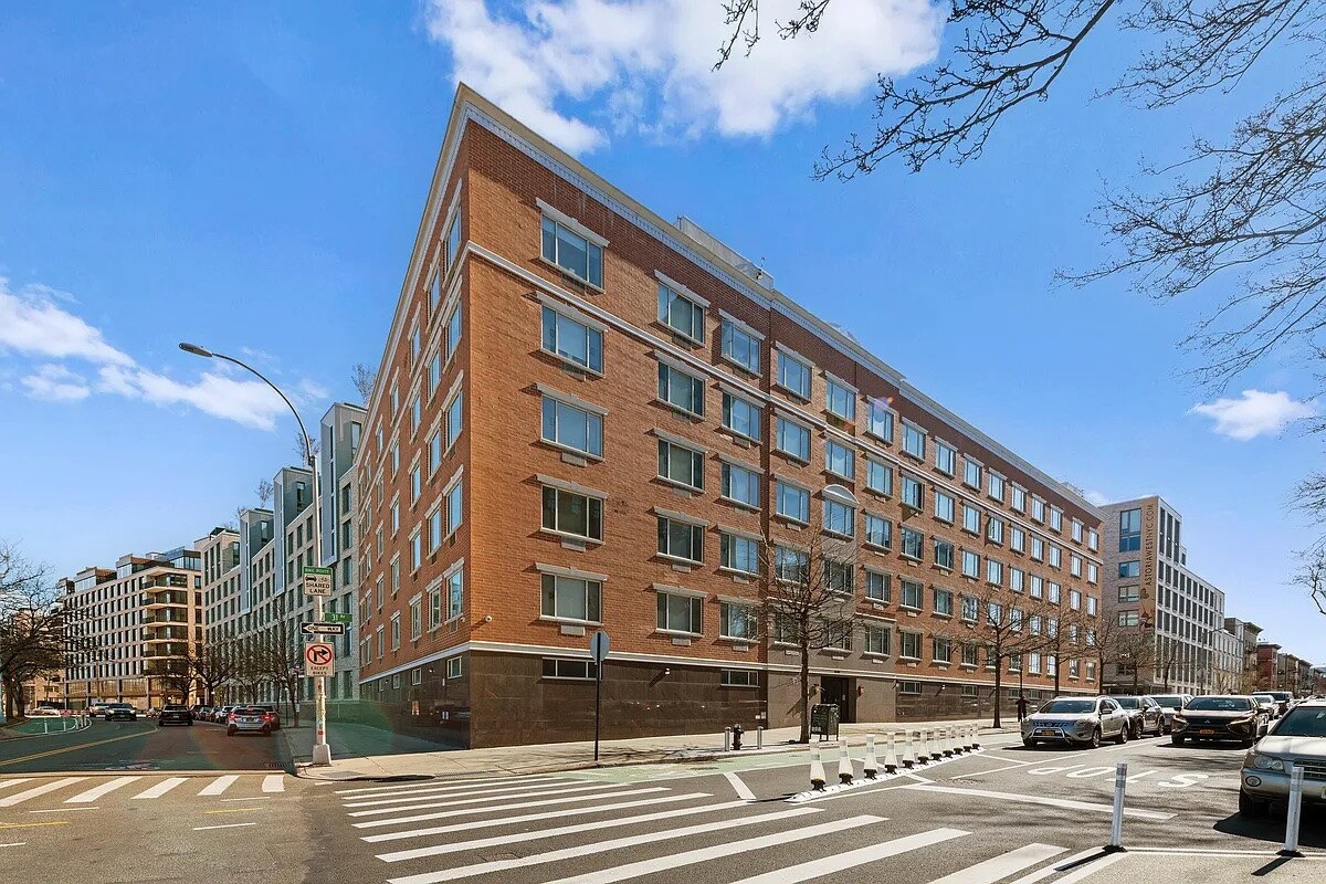 #11 photo, 30-85 VERNON Boulevard, 皇后區 Astoria , NY 11102