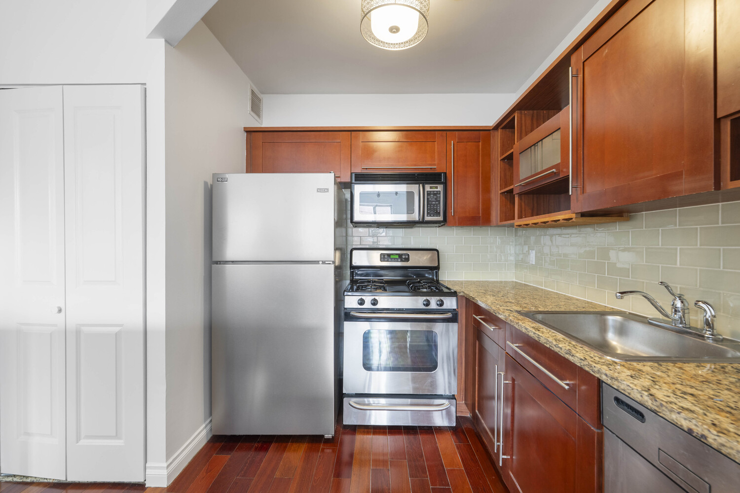 #5 photo, 30-85 VERNON Boulevard, 皇后區 Astoria , NY 11102