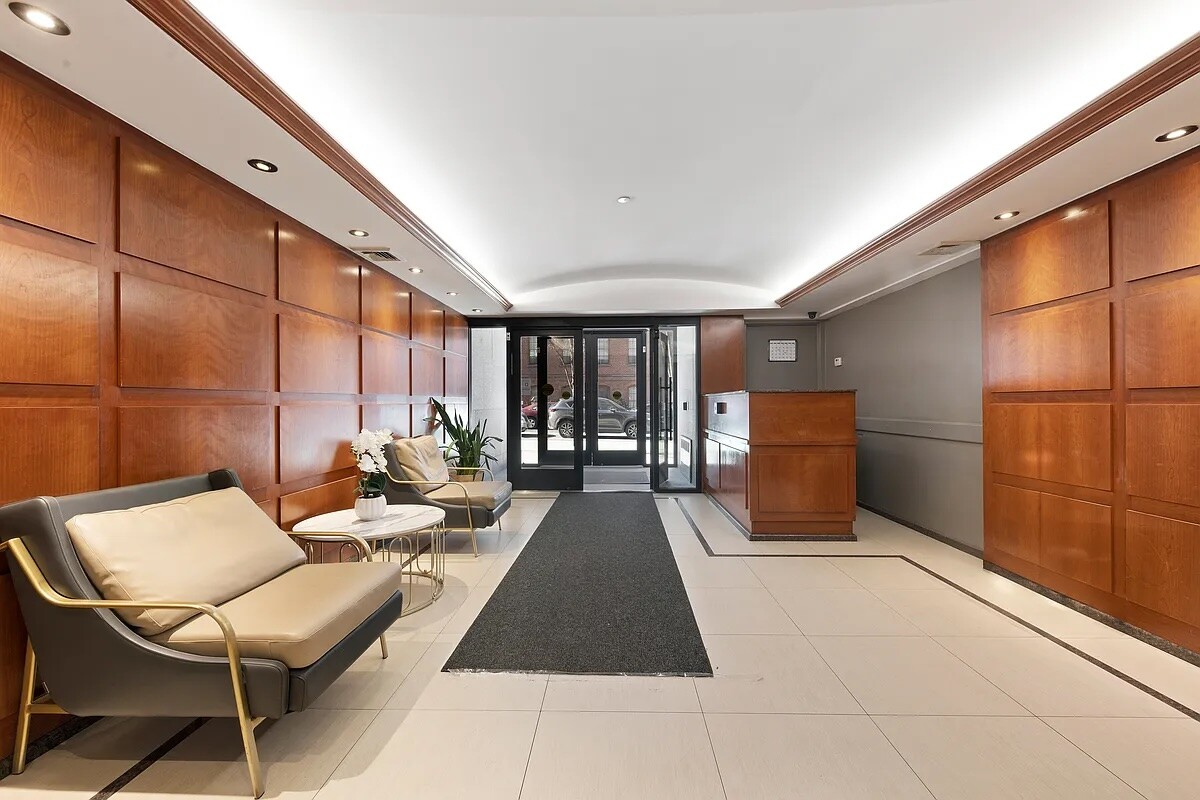 #7 photo, 30-85 VERNON Boulevard, 皇后區 Astoria , NY 11102