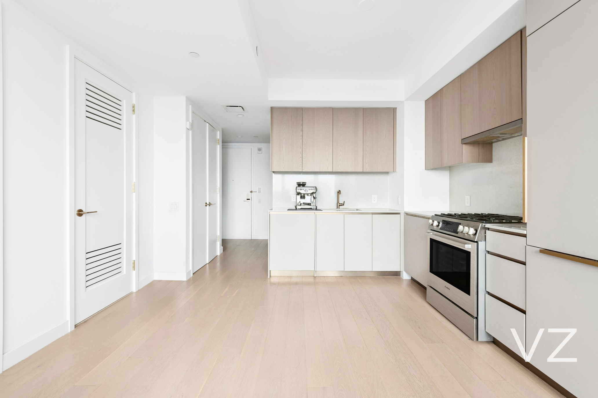 #4 photo, 3 Court Square, Hunters Point , NY 11101