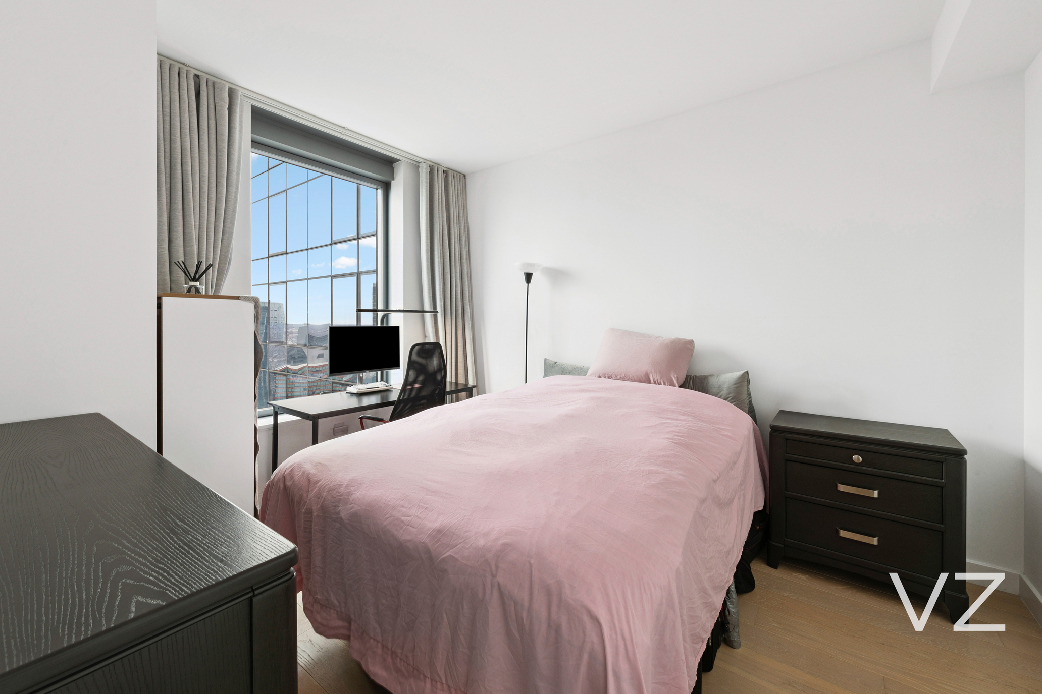 #7 photo, 3 Court Square, Hunters Point , NY 11101