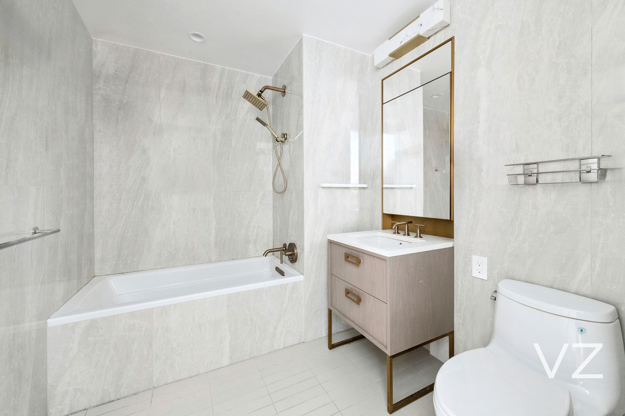 #8 photo, 3 Court Square, Hunters Point , NY 11101