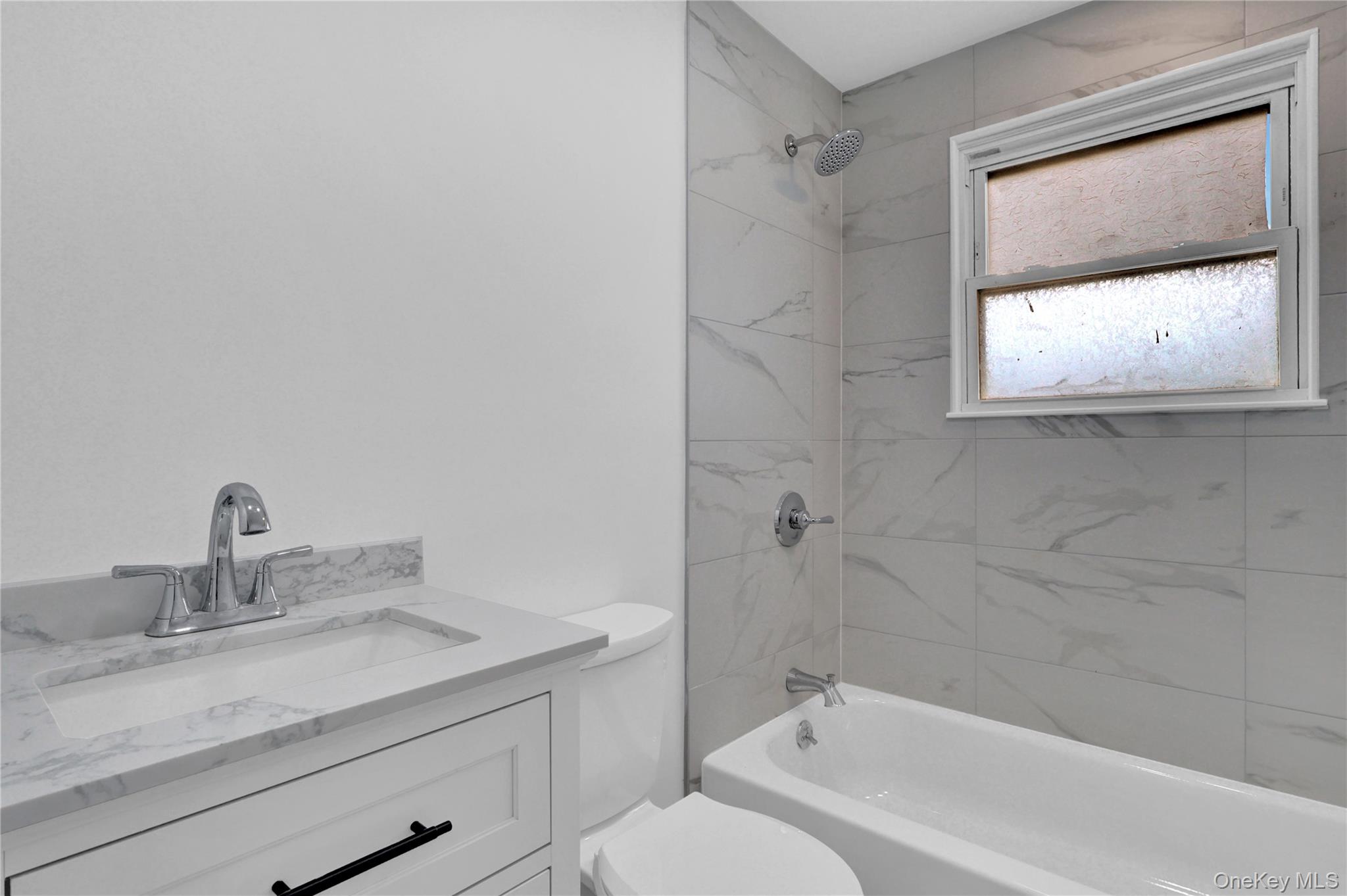 #12 photo, 31 Bluespruce Road, מחוז נסאו Levittown , NY 11756