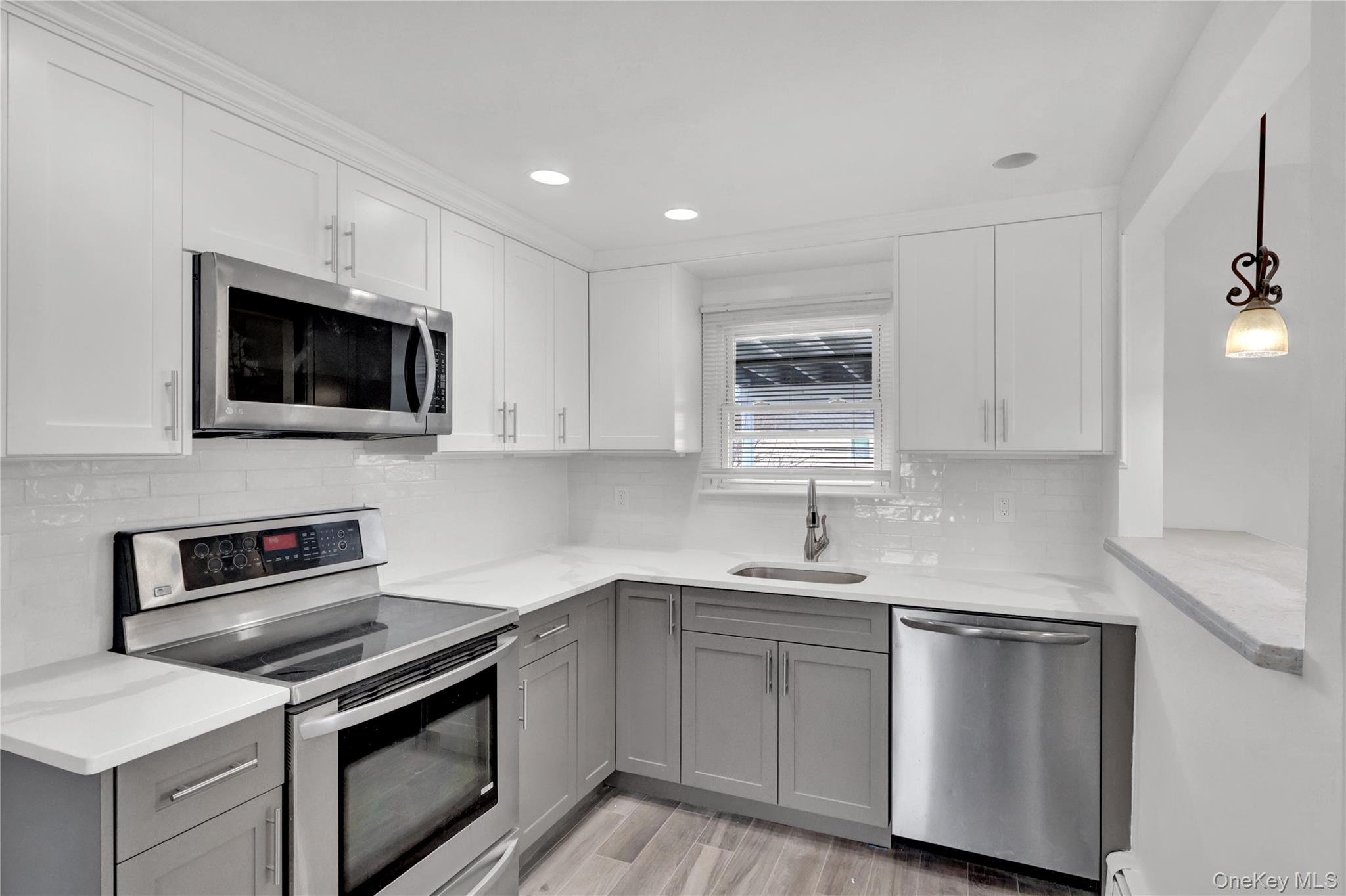 #13 photo, 31 Bluespruce Road, מחוז נסאו Levittown , NY 11756