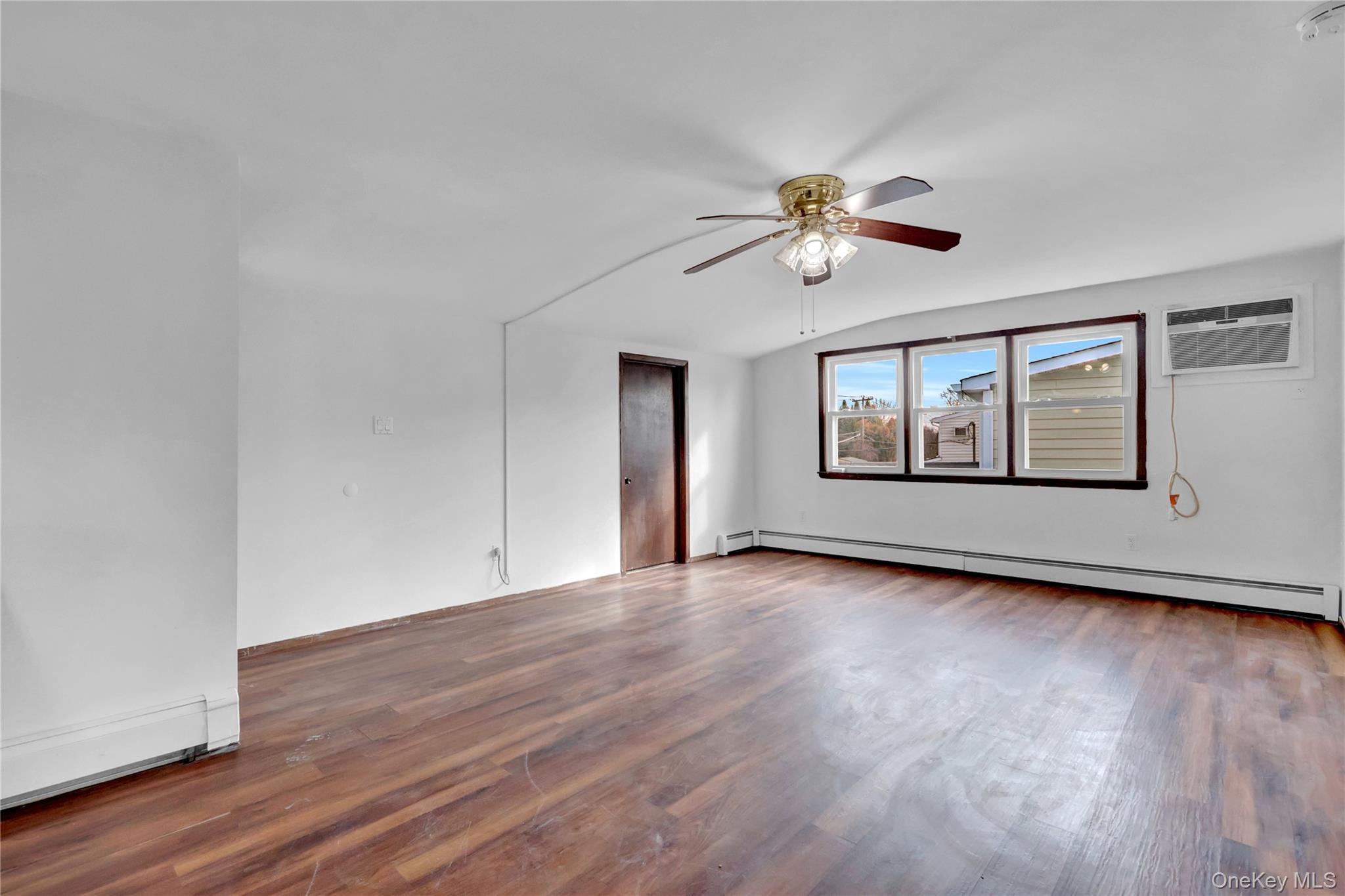 #16 photo, 31 Bluespruce Road, מחוז נסאו Levittown , NY 11756