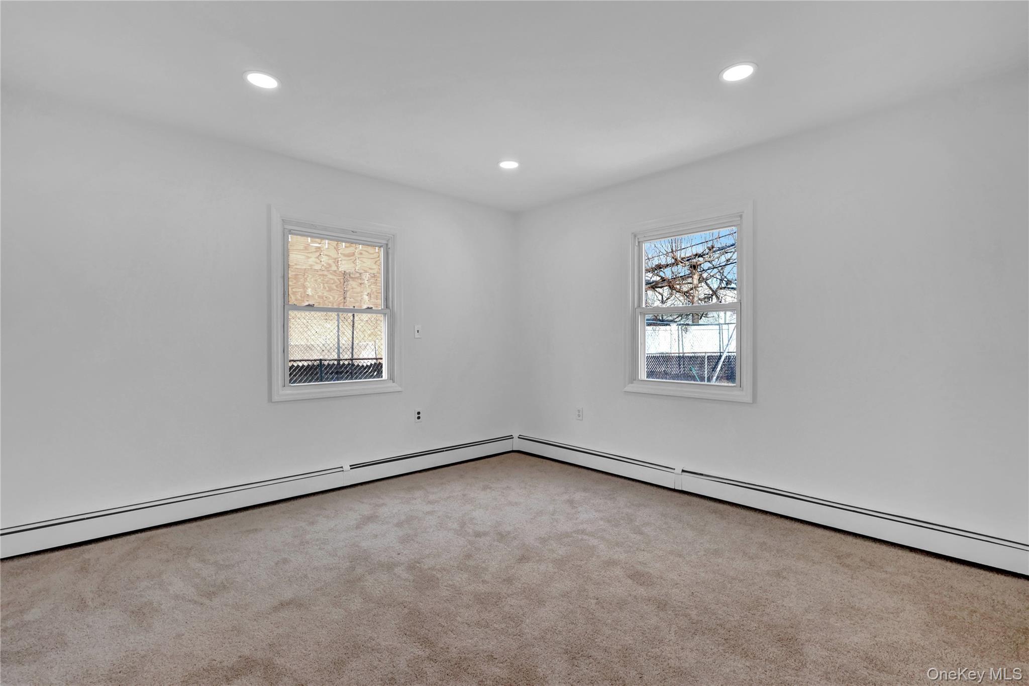 #4 photo, 31 Bluespruce Road, מחוז נסאו Levittown , NY 11756