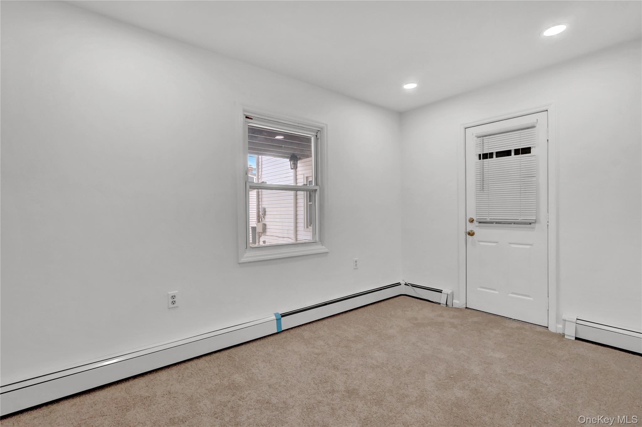 #6 photo, 31 Bluespruce Road, מחוז נסאו Levittown , NY 11756