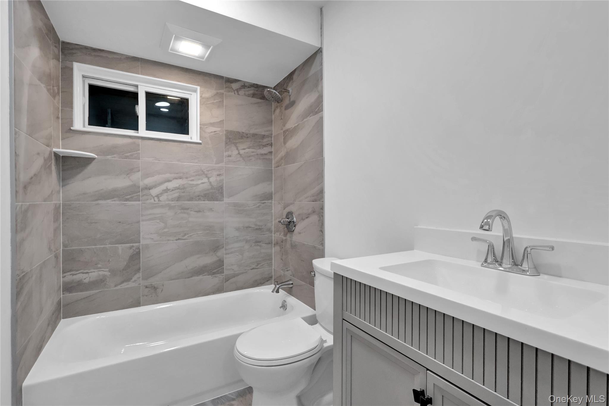 #8 photo, 31 Bluespruce Road, מחוז נסאו Levittown , NY 11756