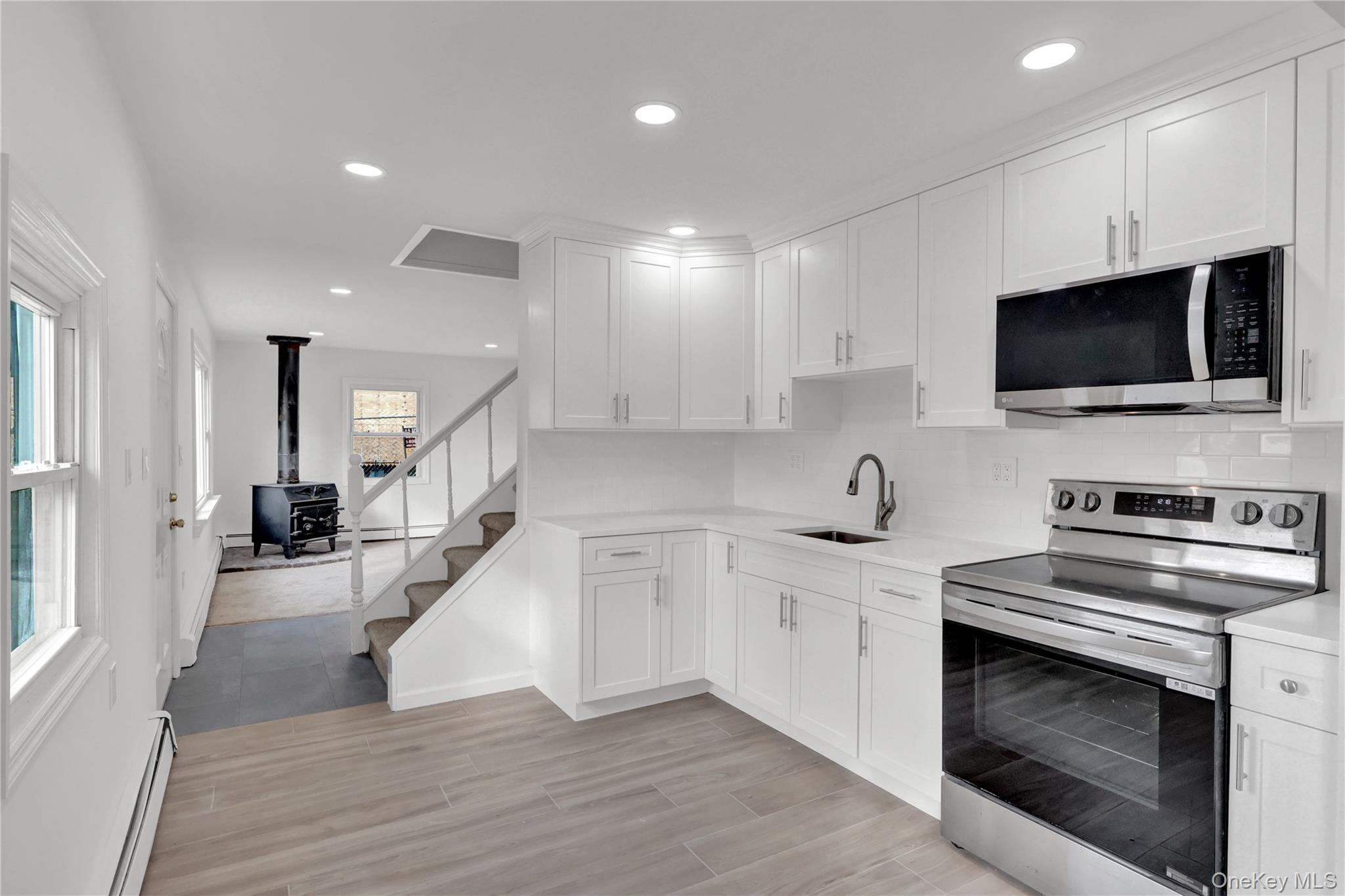 #9 photo, 31 Bluespruce Road, מחוז נסאו Levittown , NY 11756