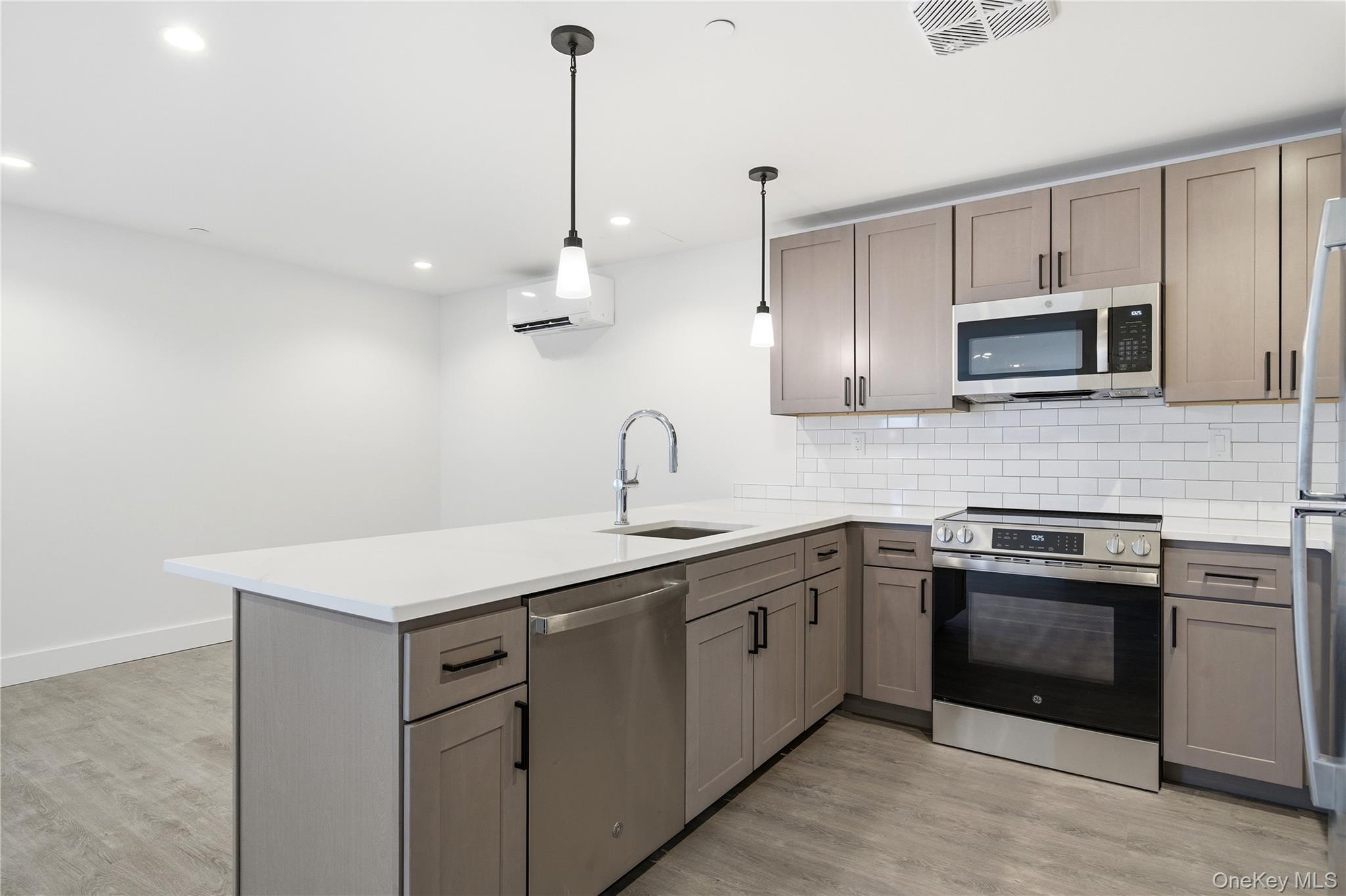 #10 photo, 180 Deer Park Avenue, सफ़ोक काउंटी Babylon , NY 11702