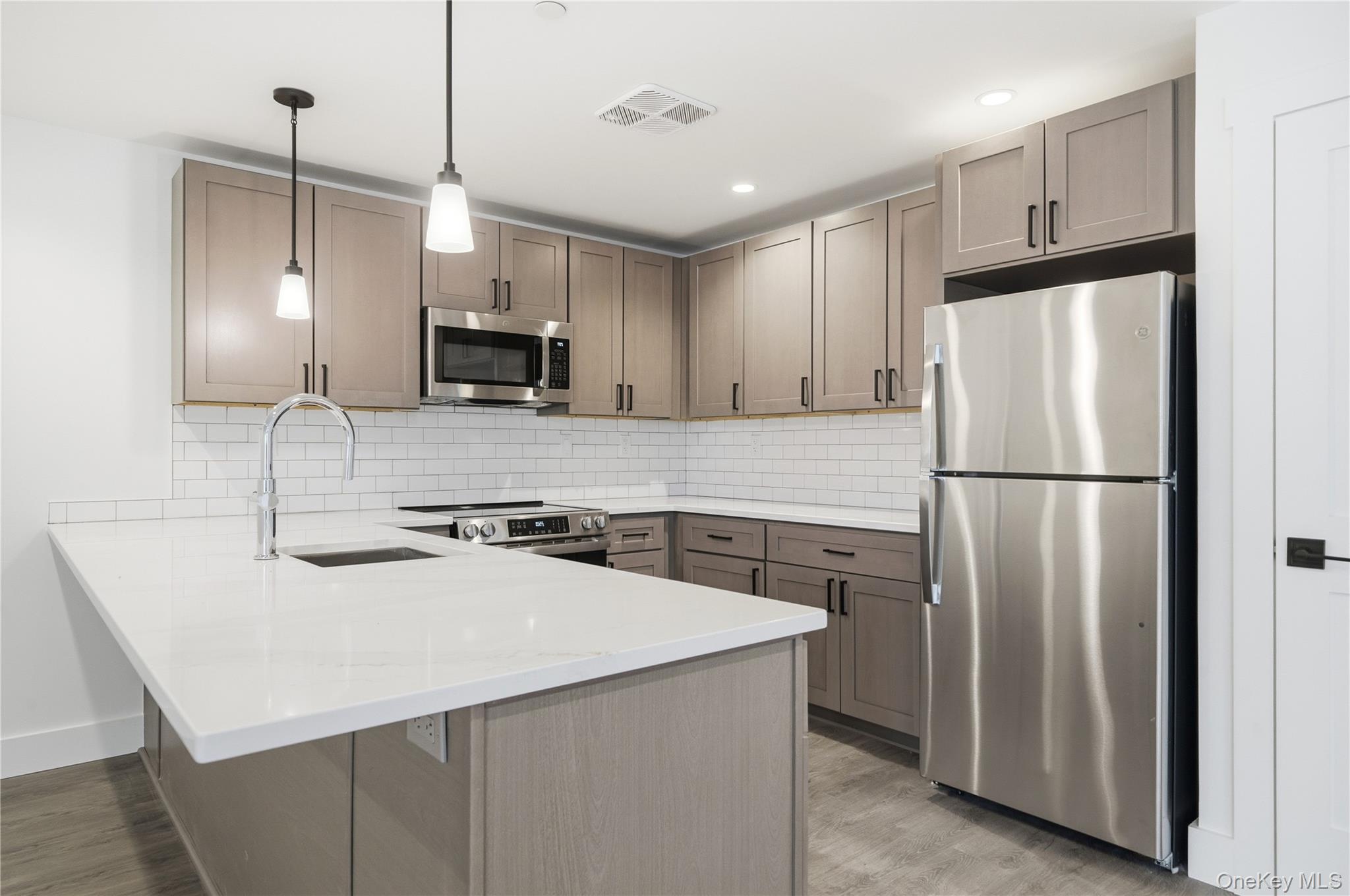 #11 photo, 180 Deer Park Avenue, सफ़ोक काउंटी Babylon , NY 11702