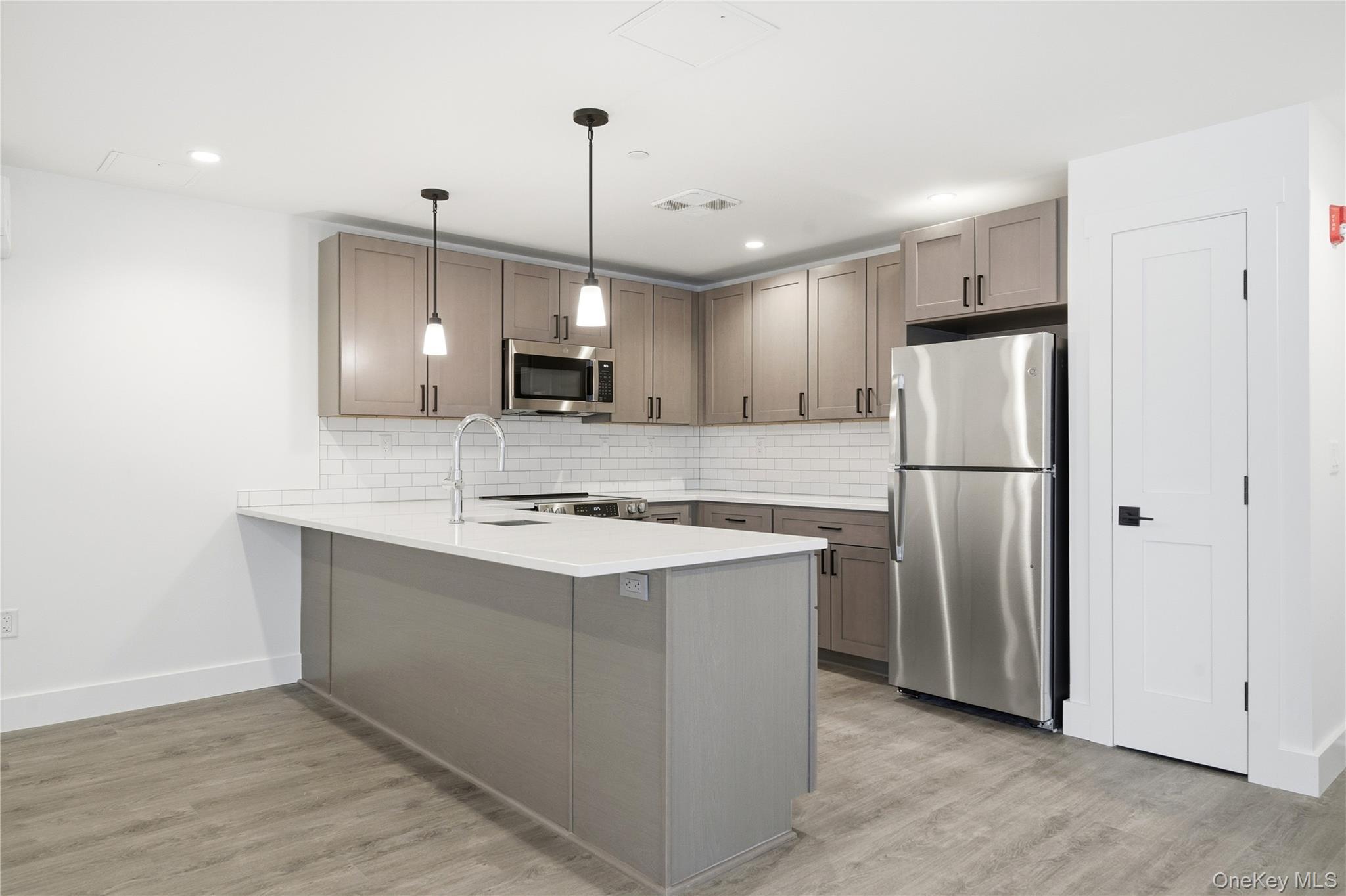 #12 photo, 180 Deer Park Avenue, सफ़ोक काउंटी Babylon , NY 11702