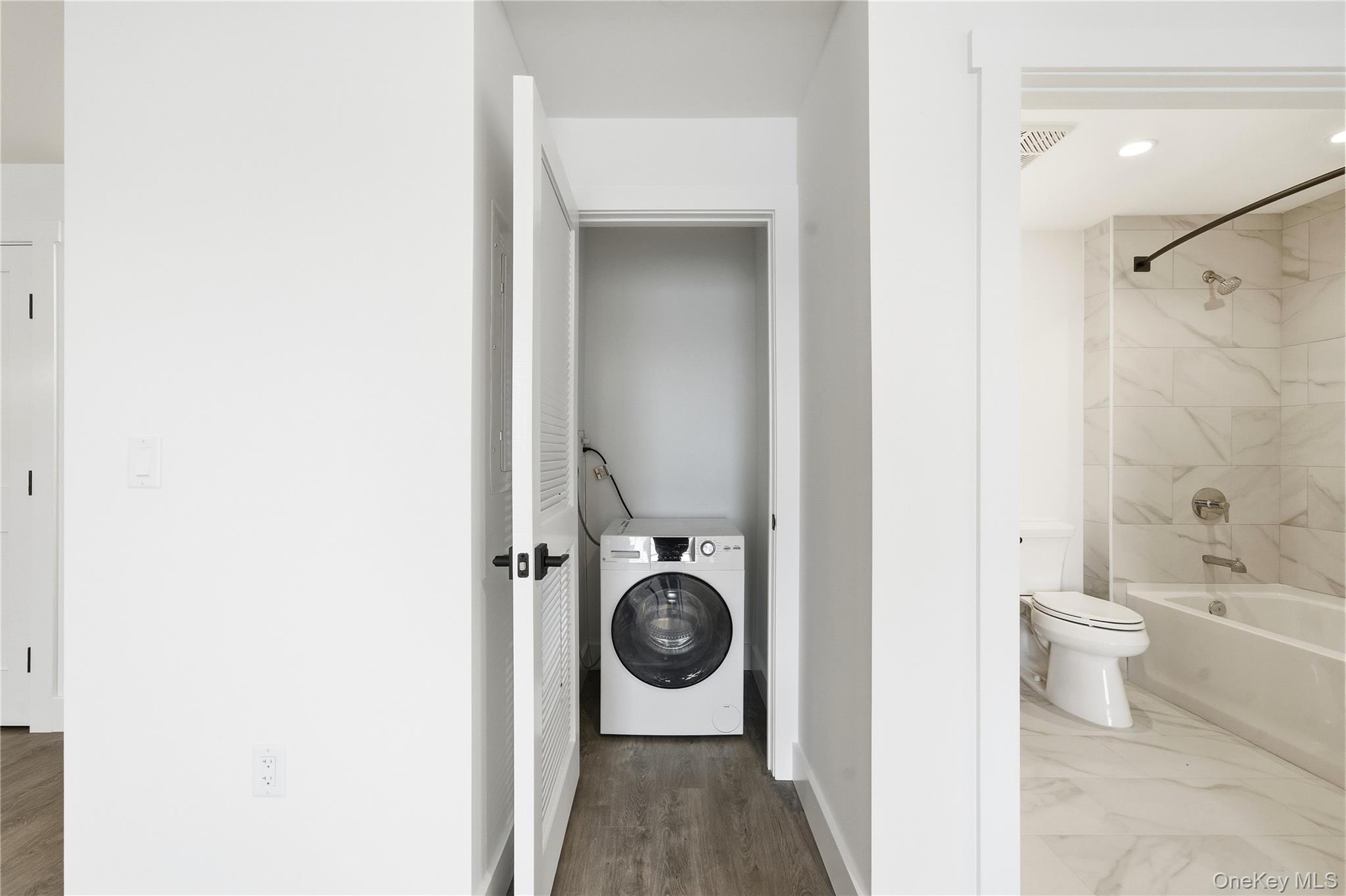 #14 photo, 180 Deer Park Avenue, सफ़ोक काउंटी Babylon , NY 11702