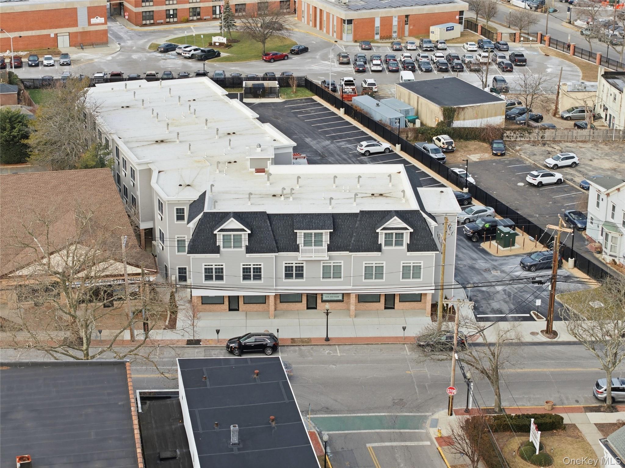 #20 photo, 180 Deer Park Avenue, सफ़ोक काउंटी Babylon , NY 11702