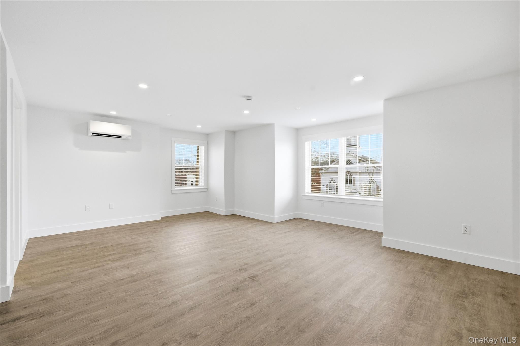 #4 photo, 180 Deer Park Avenue, सफ़ोक काउंटी Babylon , NY 11702