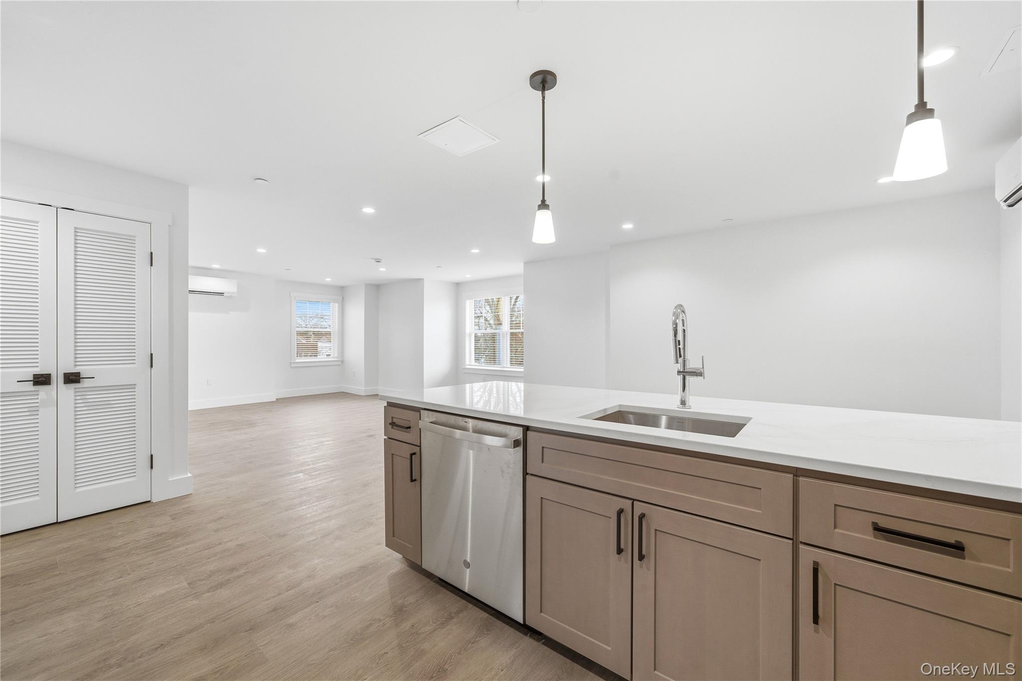 #8 photo, 180 Deer Park Avenue, सफ़ोक काउंटी Babylon , NY 11702