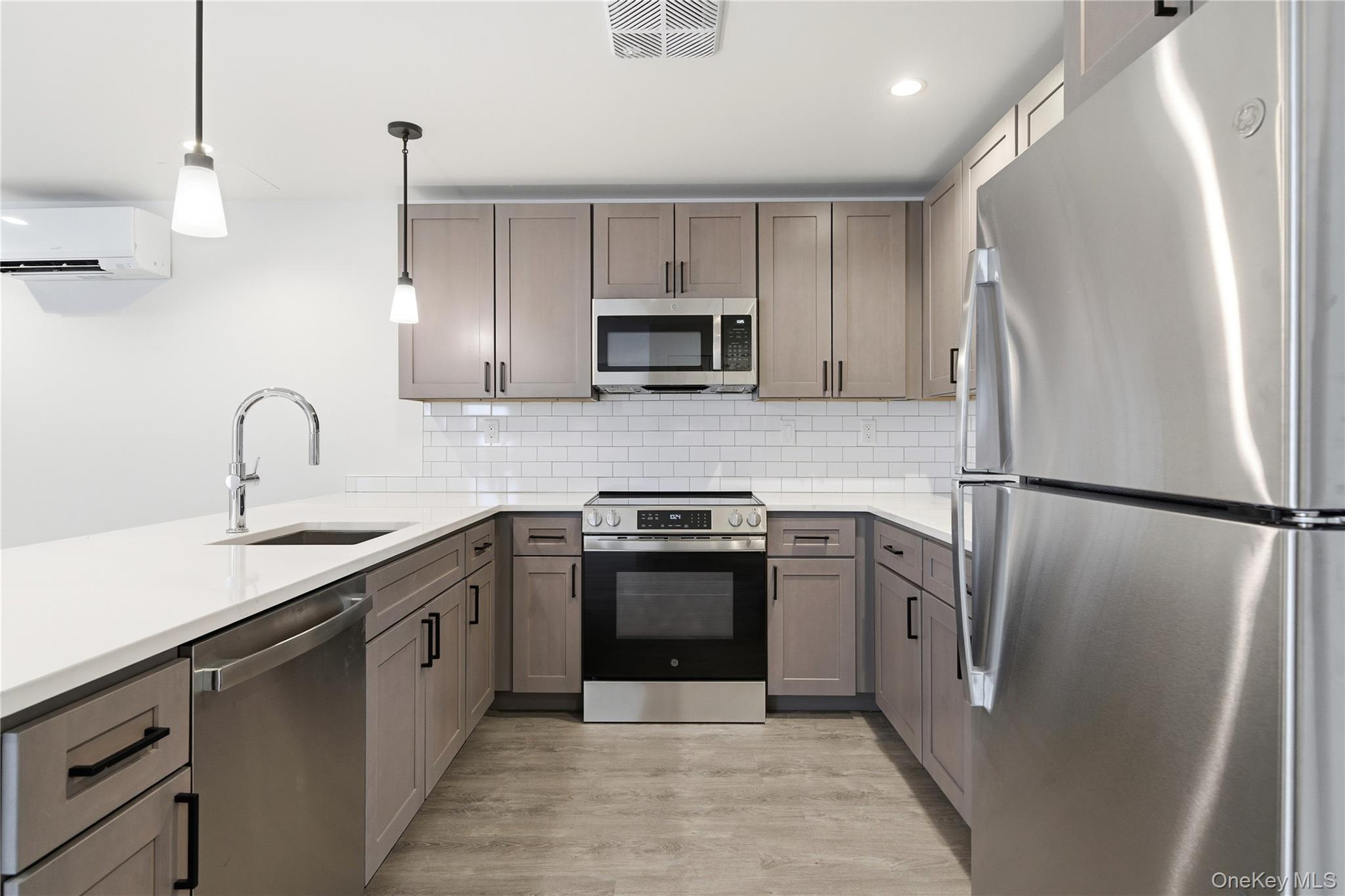 #9 photo, 180 Deer Park Avenue, सफ़ोक काउंटी Babylon , NY 11702