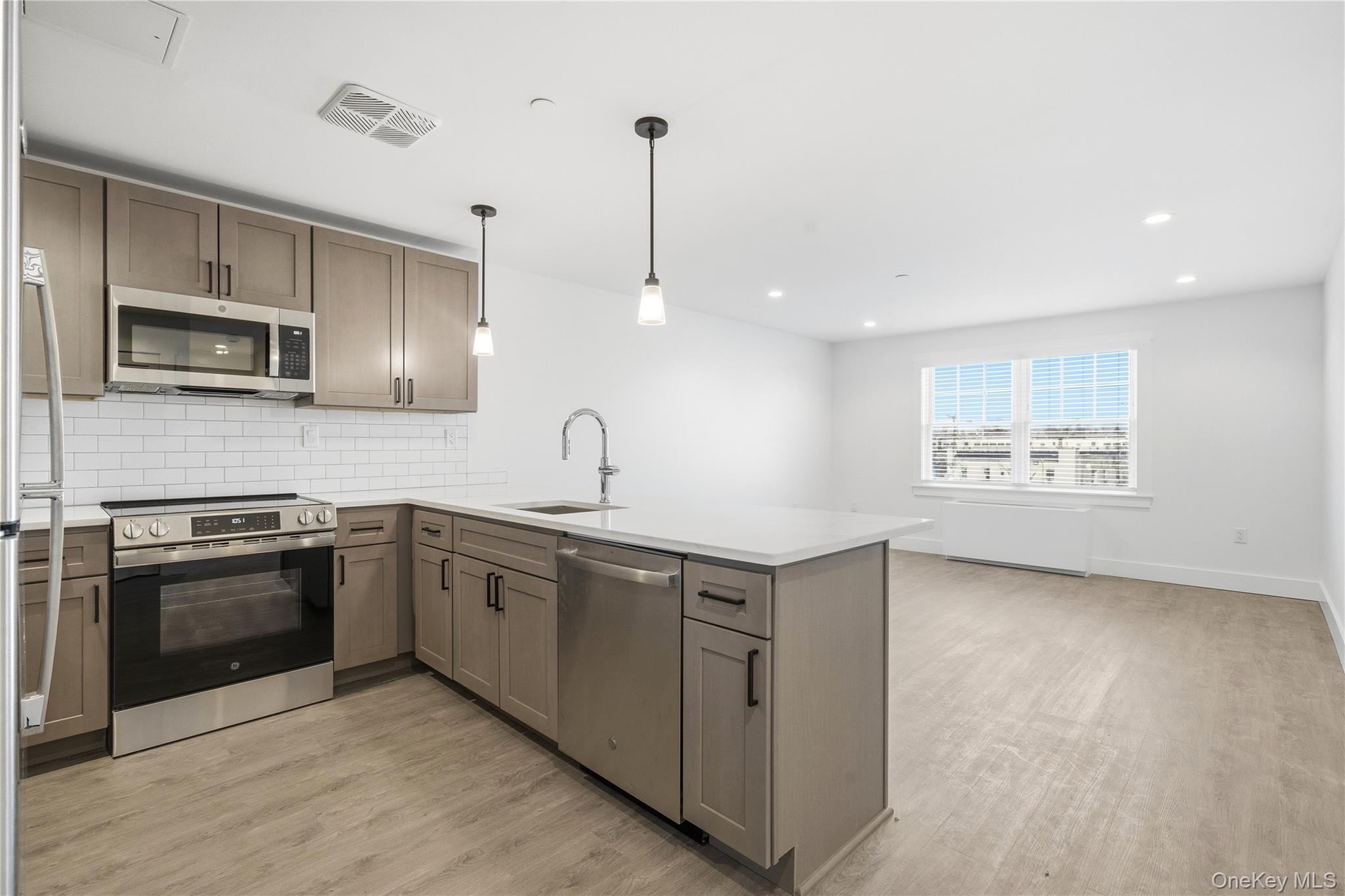 #10 photo, 180 Deer Park Avenue, सफ़ोक काउंटी Babylon , NY 11702