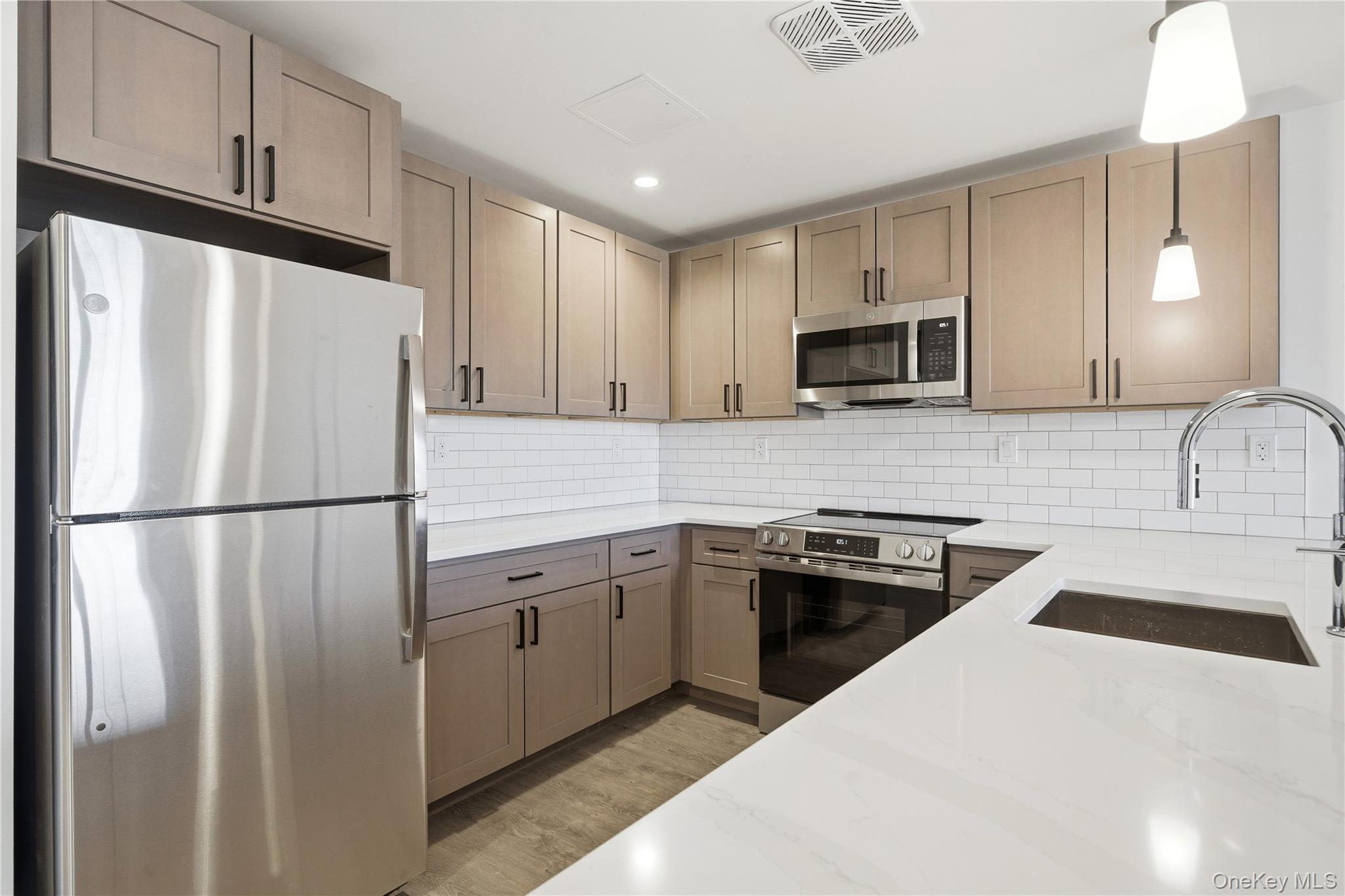 #11 photo, 180 Deer Park Avenue, सफ़ोक काउंटी Babylon , NY 11702