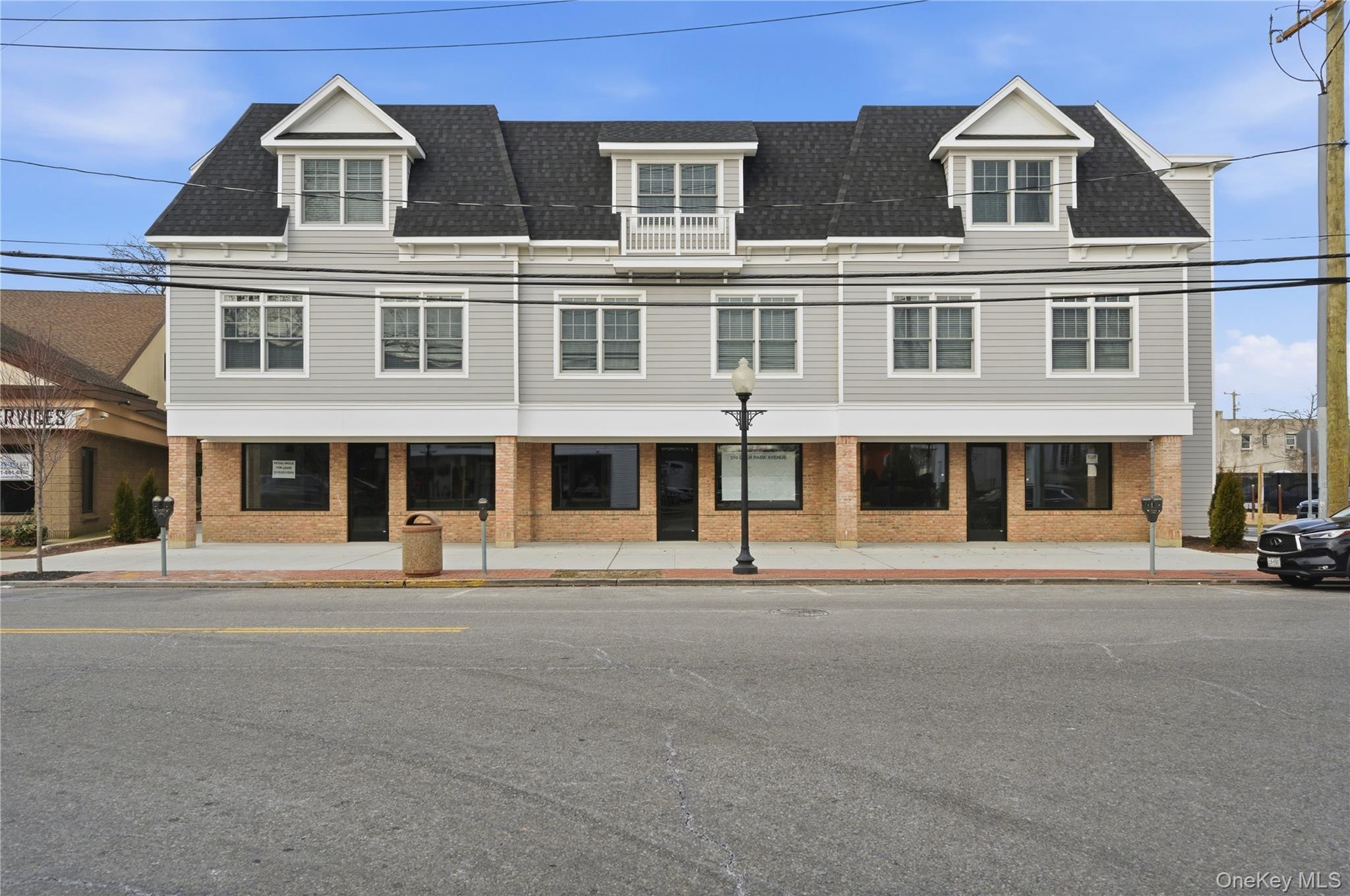 #1 photo, 180 Deer Park Avenue, سوفولك Babylon , NY 11702