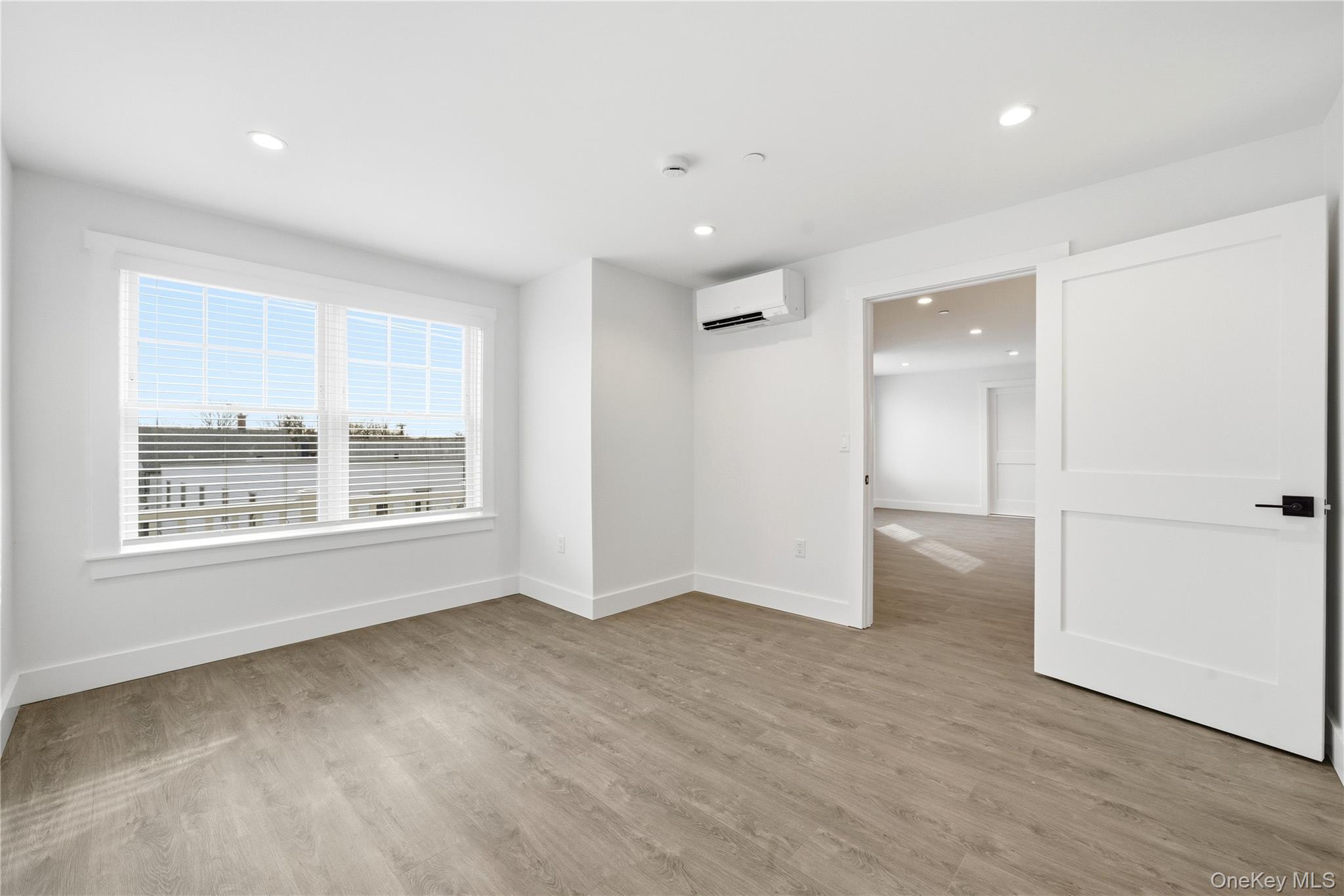 #13 photo, 180 Deer Park Avenue, سوفولك Babylon , NY 11702