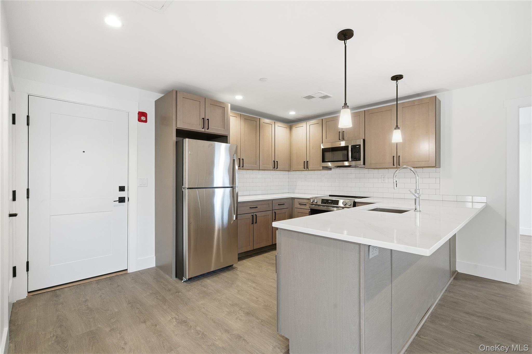 #14 photo, 180 Deer Park Avenue, سوفولك Babylon , NY 11702