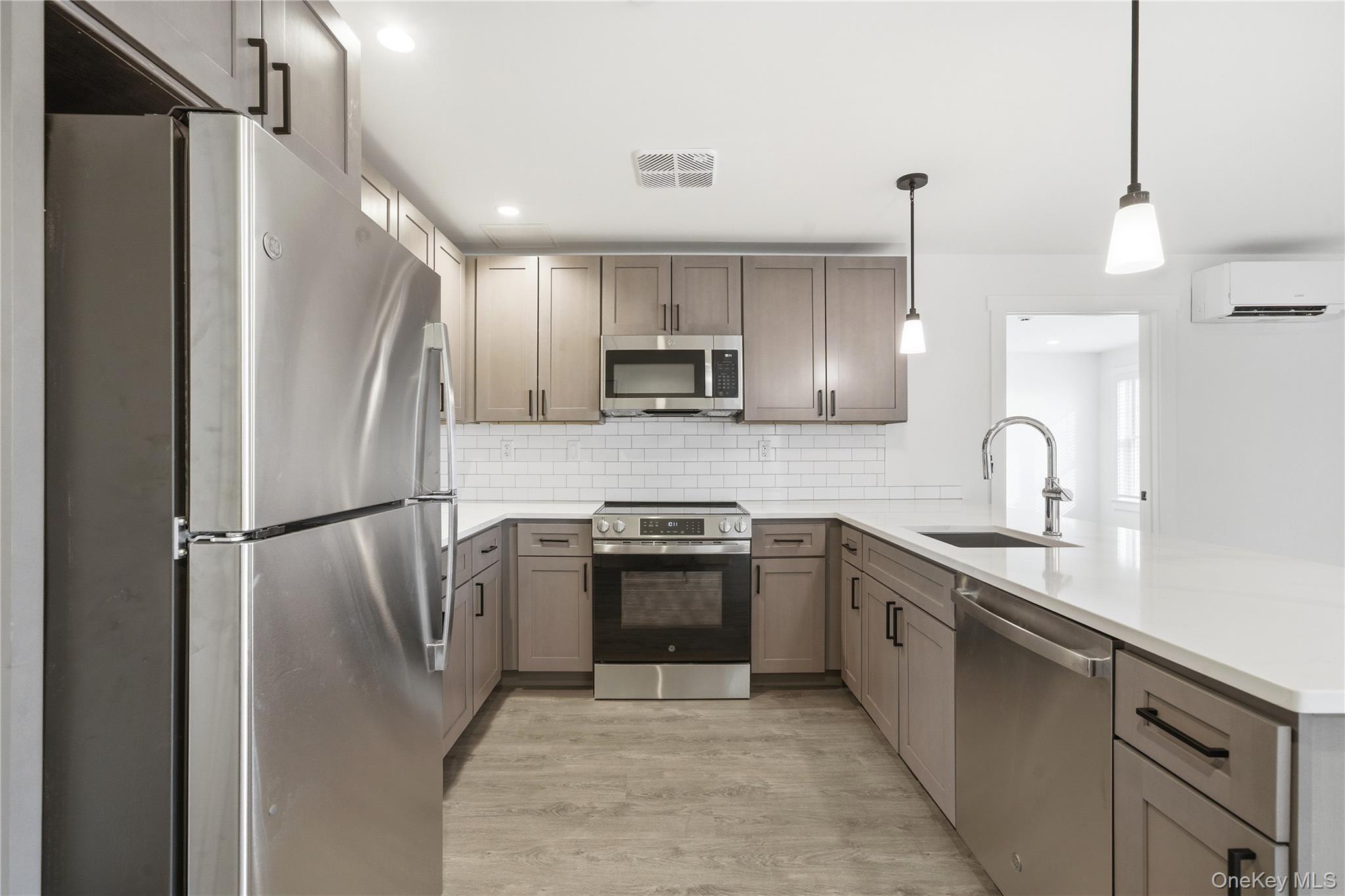 #15 photo, 180 Deer Park Avenue, سوفولك Babylon , NY 11702