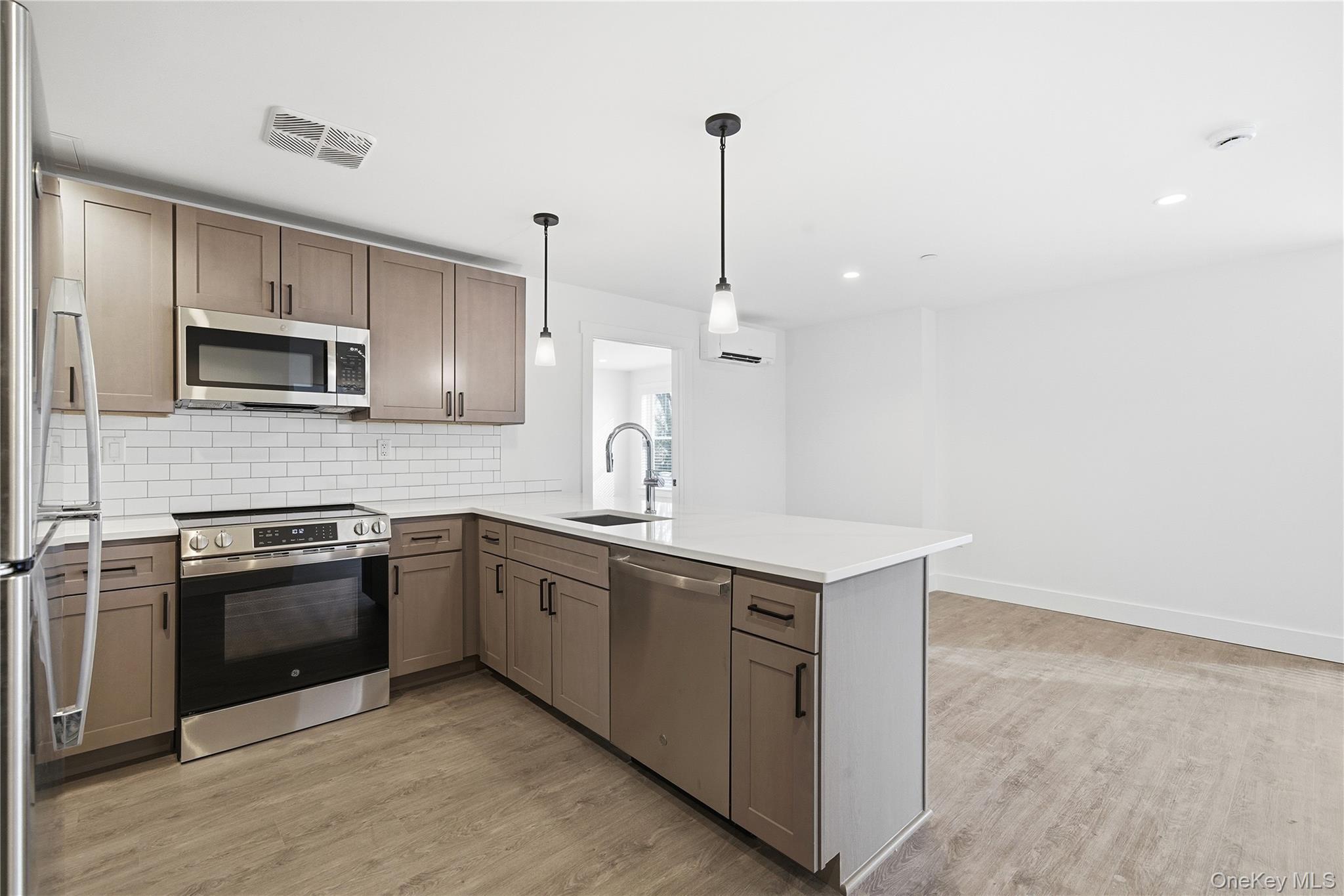 #16 photo, 180 Deer Park Avenue, سوفولك Babylon , NY 11702