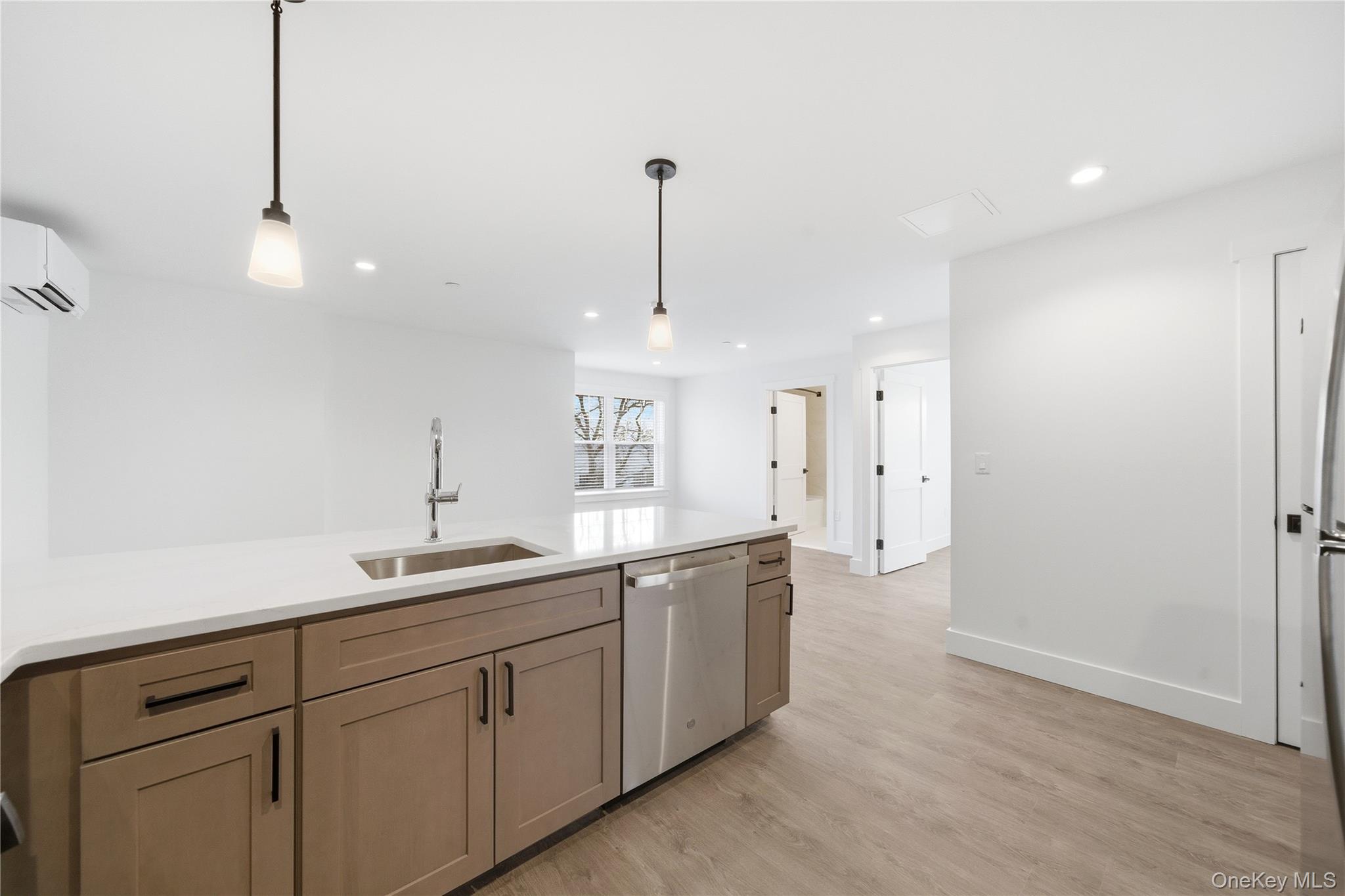 #17 photo, 180 Deer Park Avenue, سوفولك Babylon , NY 11702