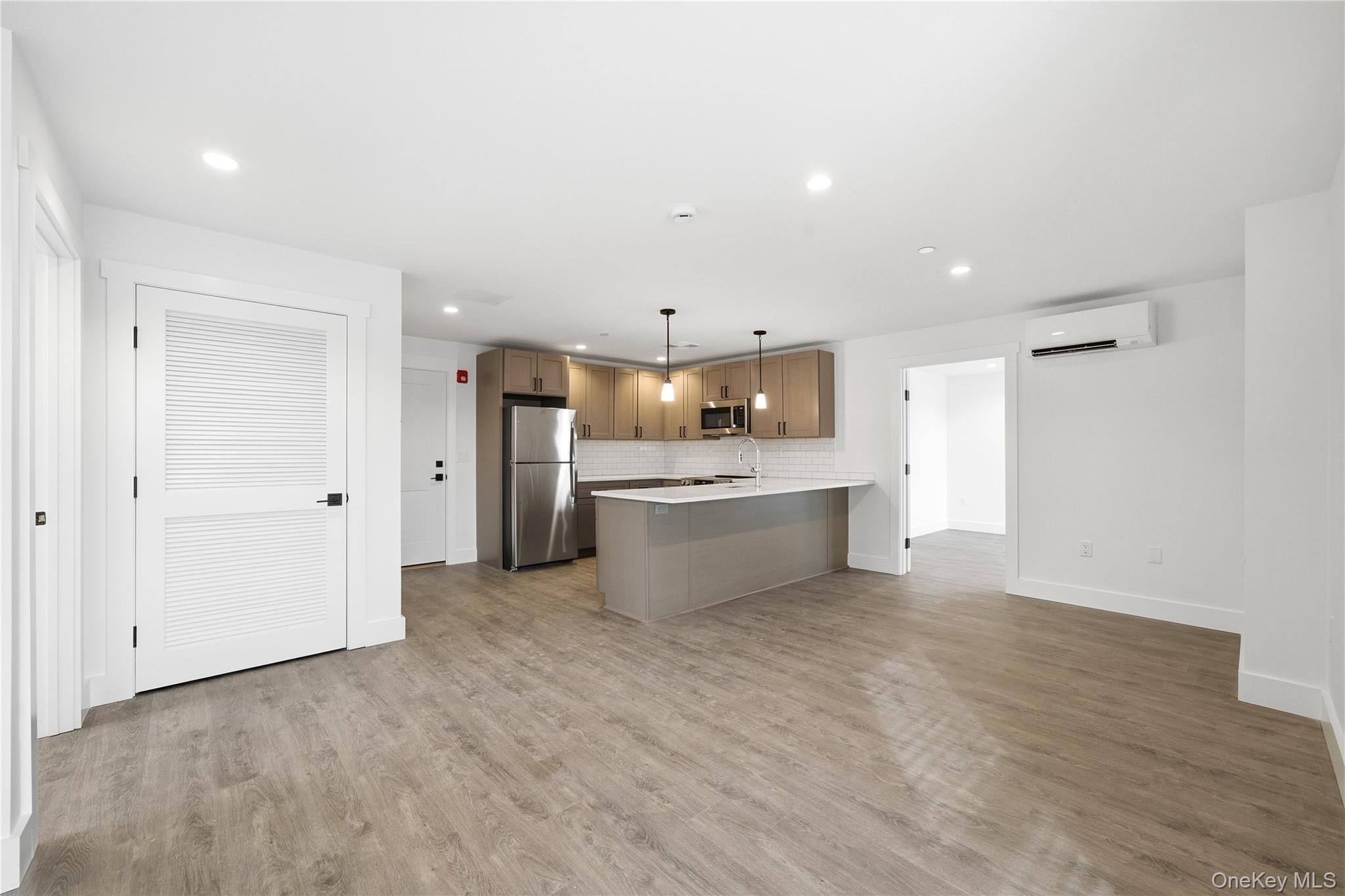 #18 photo, 180 Deer Park Avenue, سوفولك Babylon , NY 11702