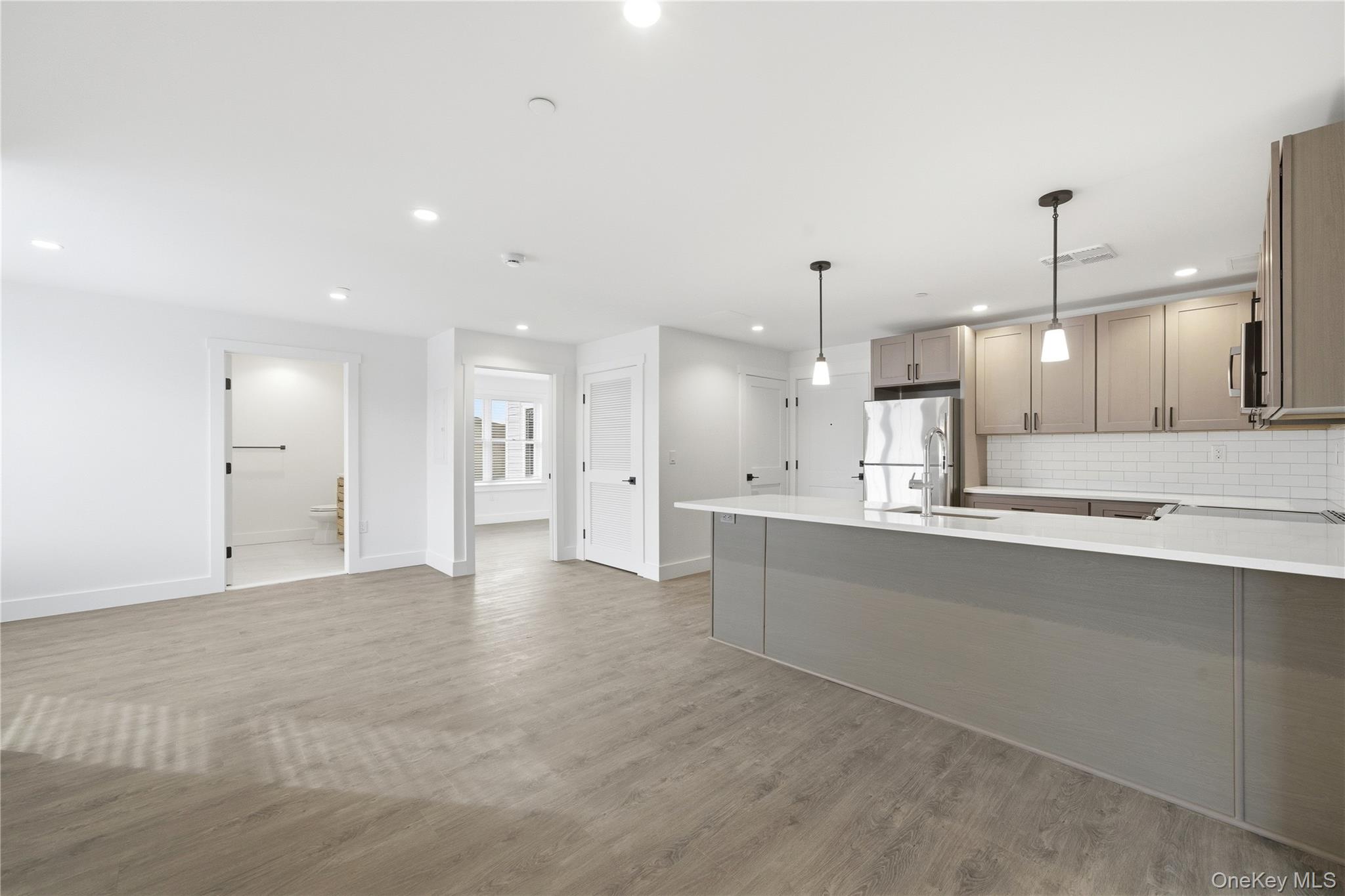 #20 photo, 180 Deer Park Avenue, سوفولك Babylon , NY 11702