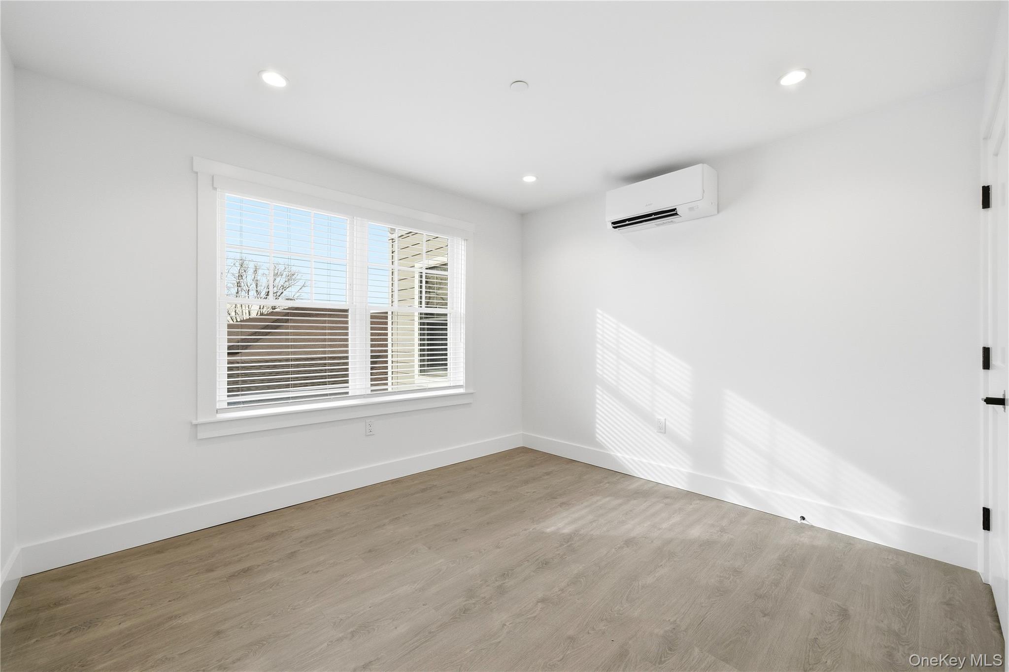 #4 photo, 180 Deer Park Avenue, سوفولك Babylon , NY 11702