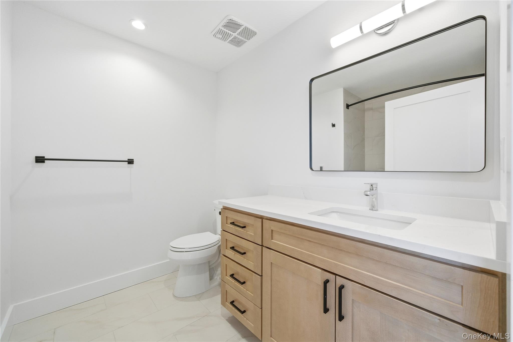 #6 photo, 180 Deer Park Avenue, سوفولك Babylon , NY 11702