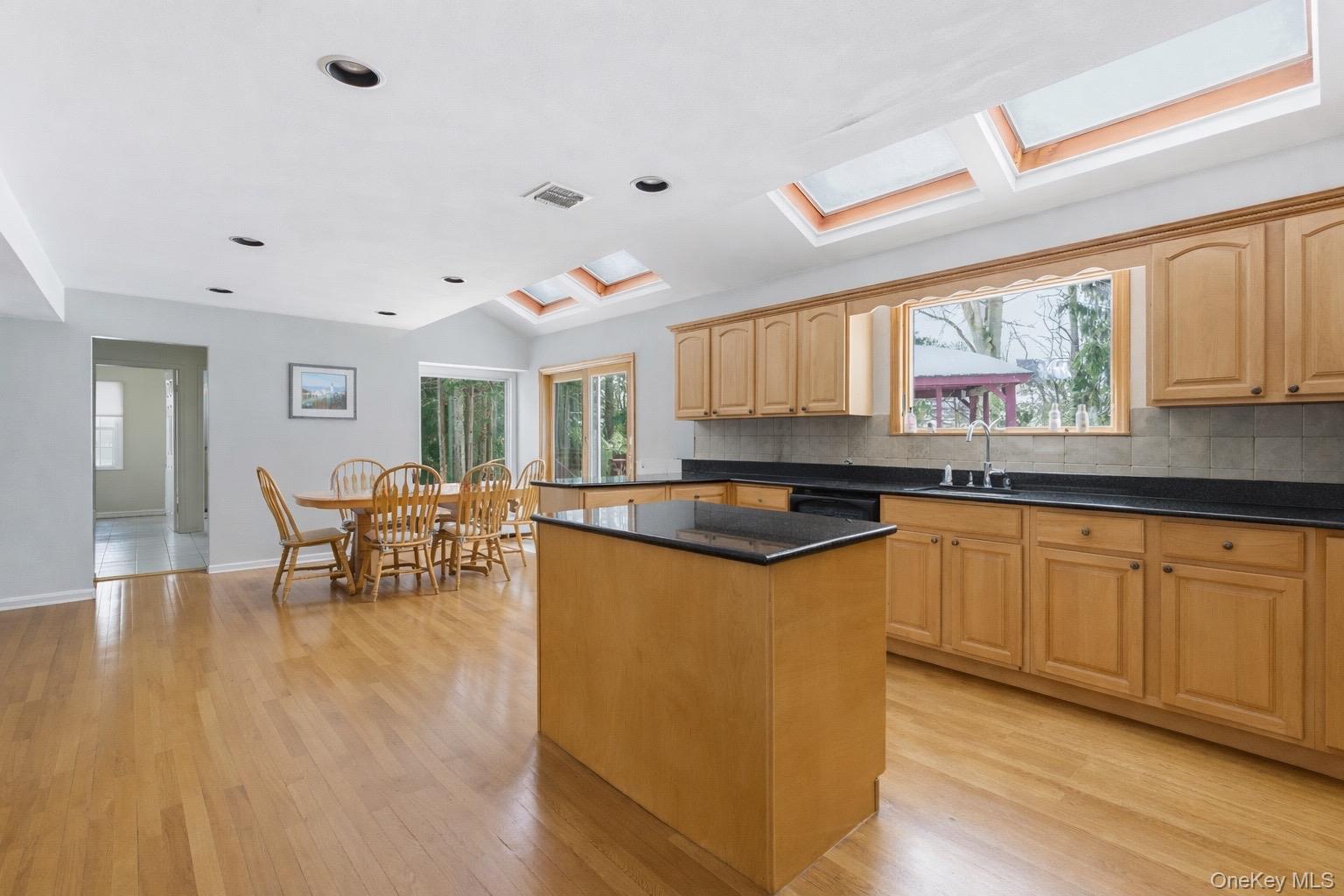 #8 photo, 6 Cedarfield Terrace, Саффолк ‖ Saint James , NY 11780